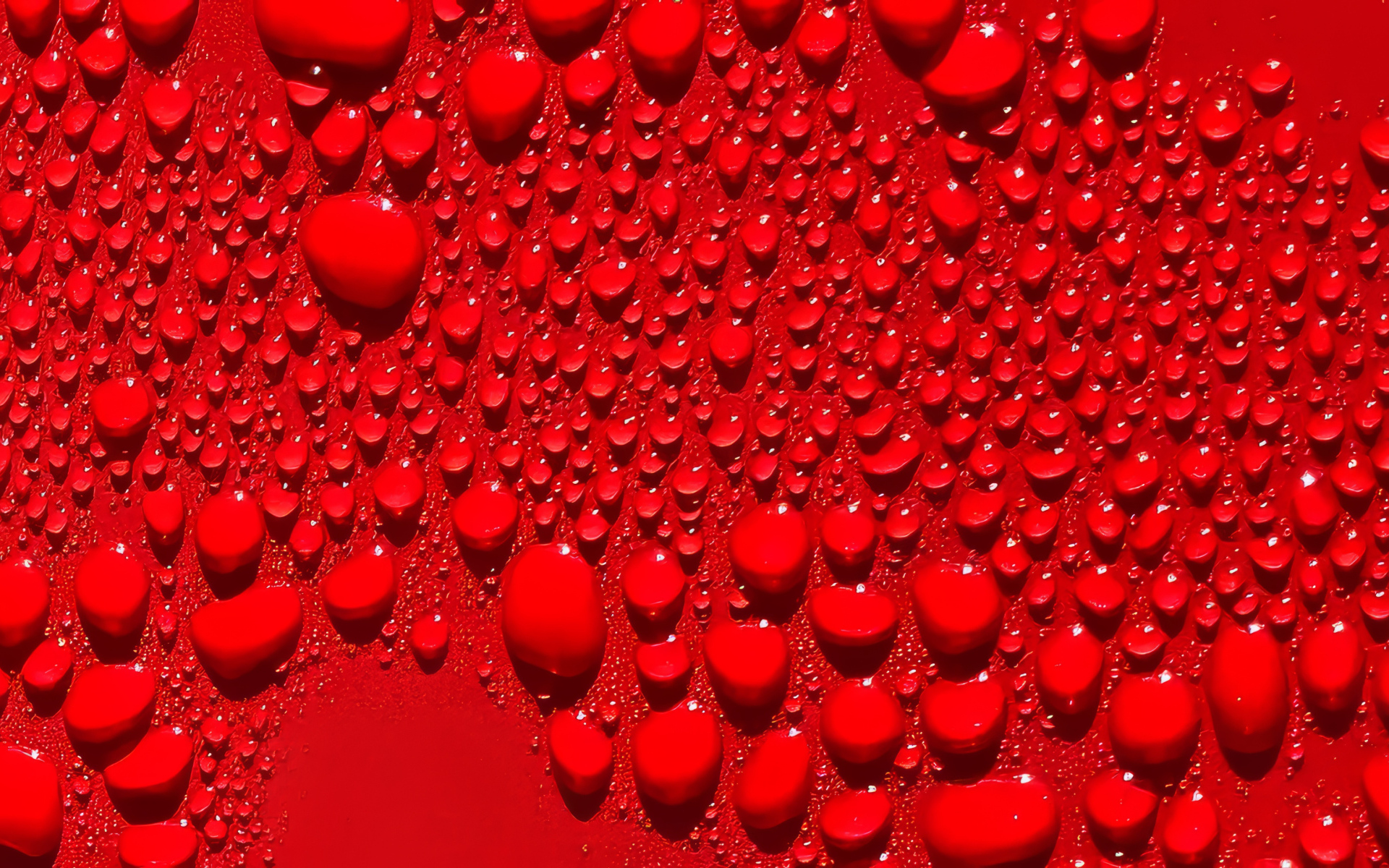 Капли воды на ярком красном фоне