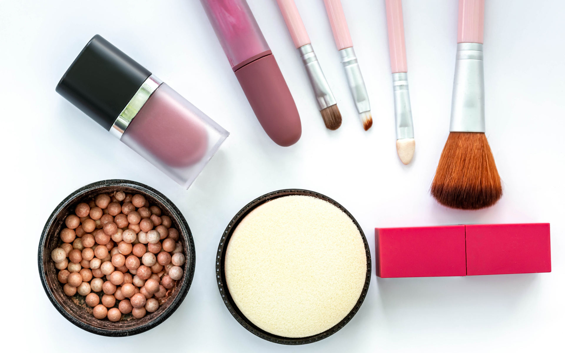 Женская косметика для макияжа на белом фоне