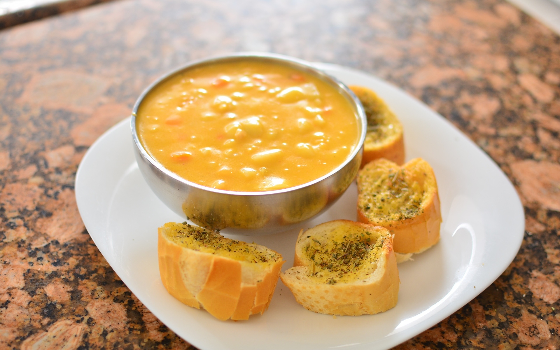 Суп с фасолью на тарелке с гренками