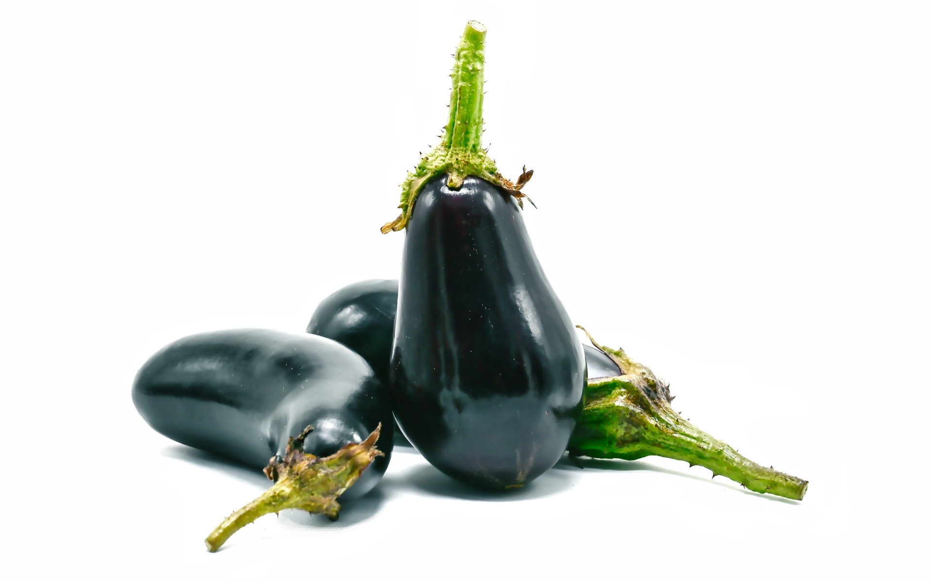 Синие баклажаны на белом фоне