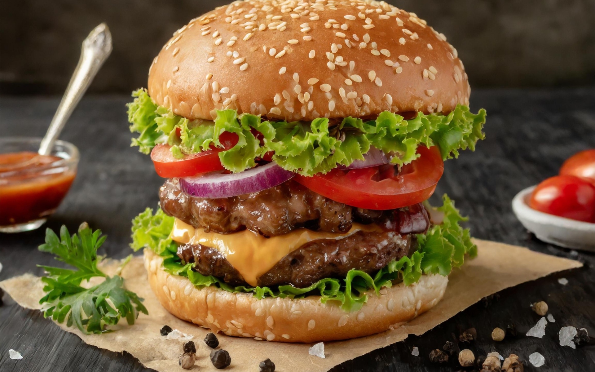 Гамбургер крупным планом на столе со специями