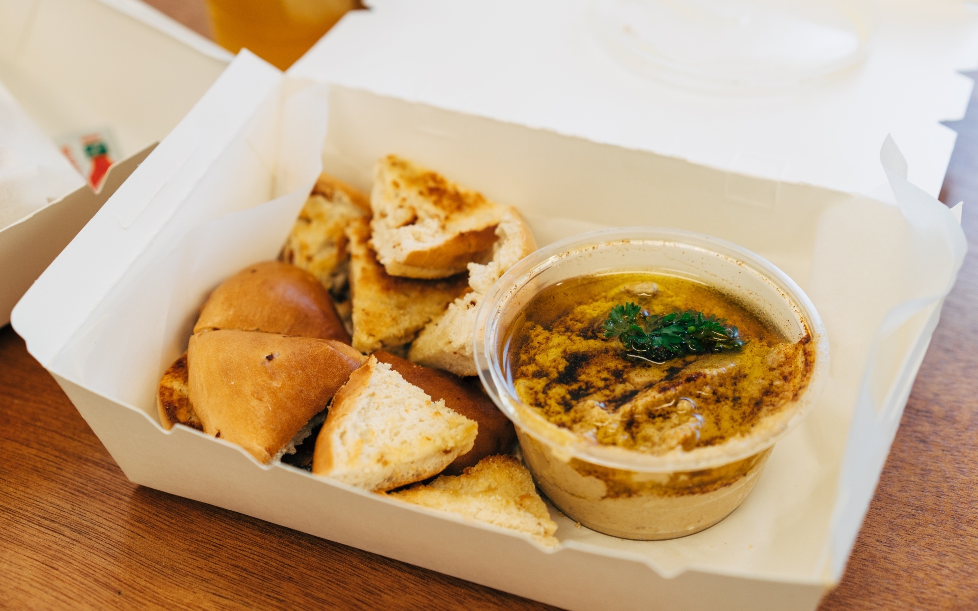 Хумус с хлебом на столе