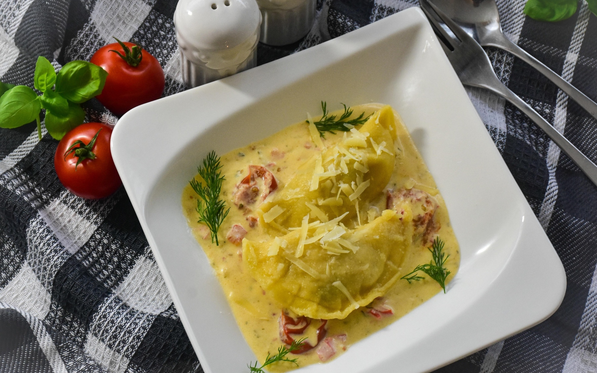 Равиоли с соусе с беконом на тарелке