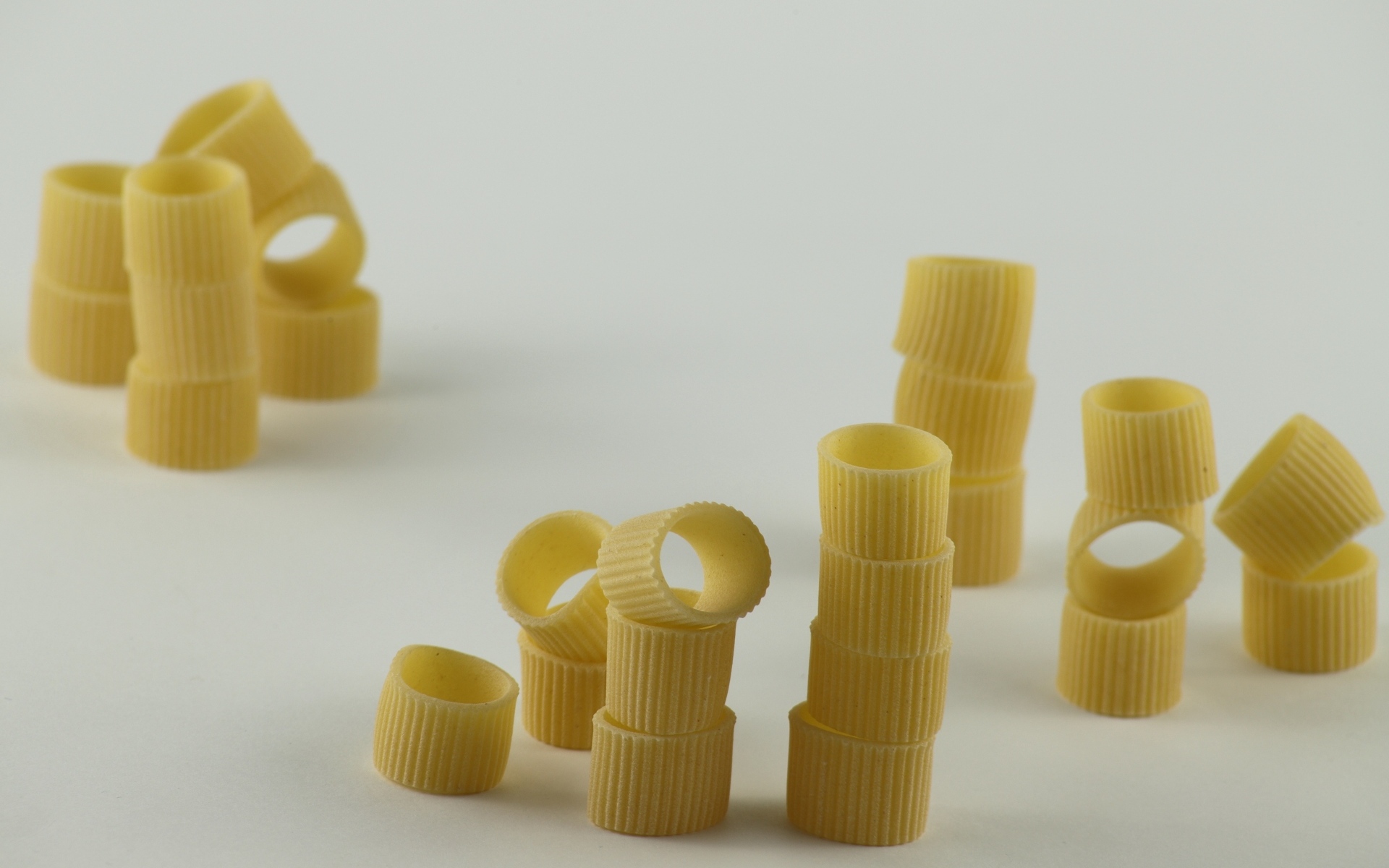 Ригатони на сером фоне