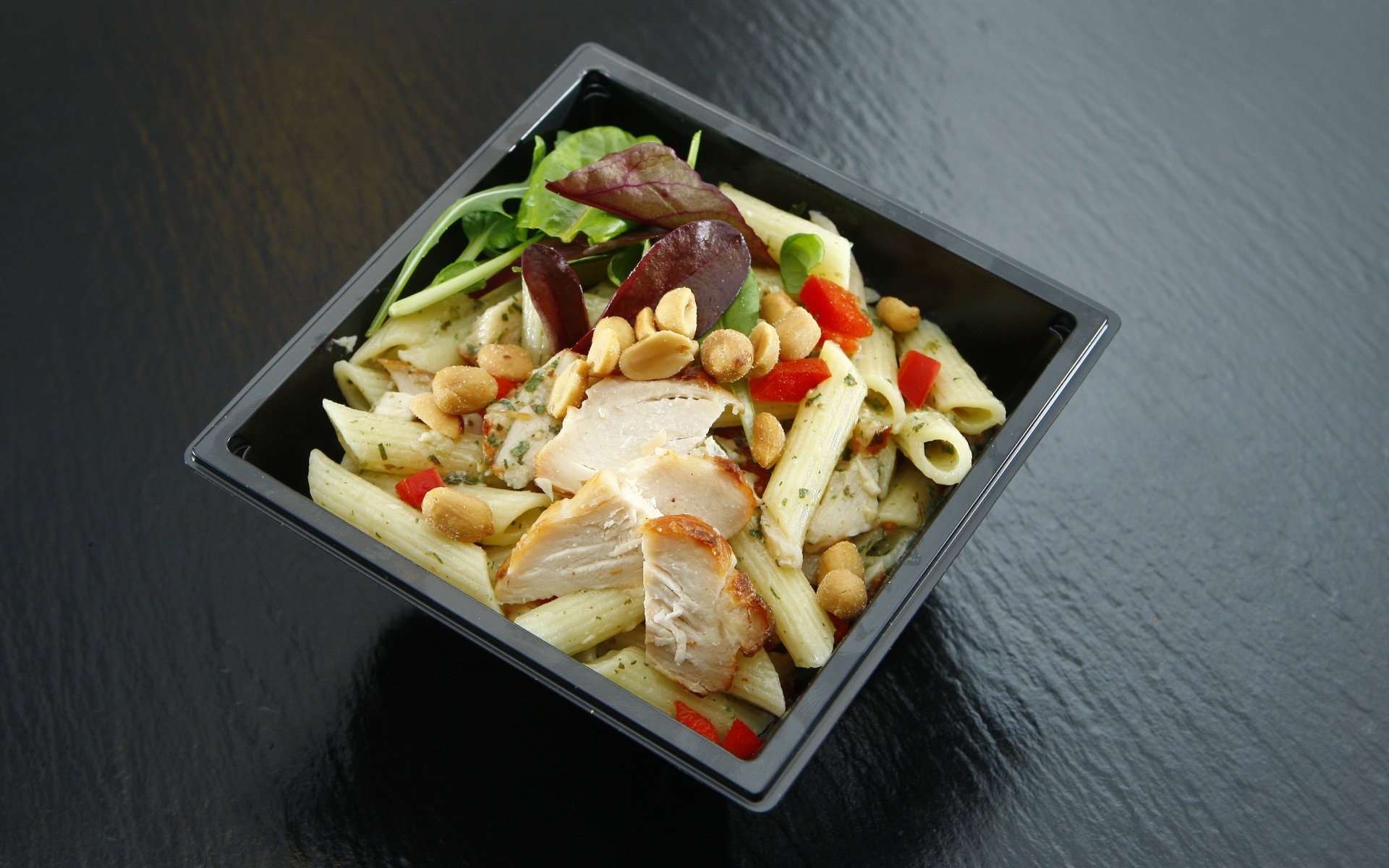 Салат с макаронами, зеленью и курицей