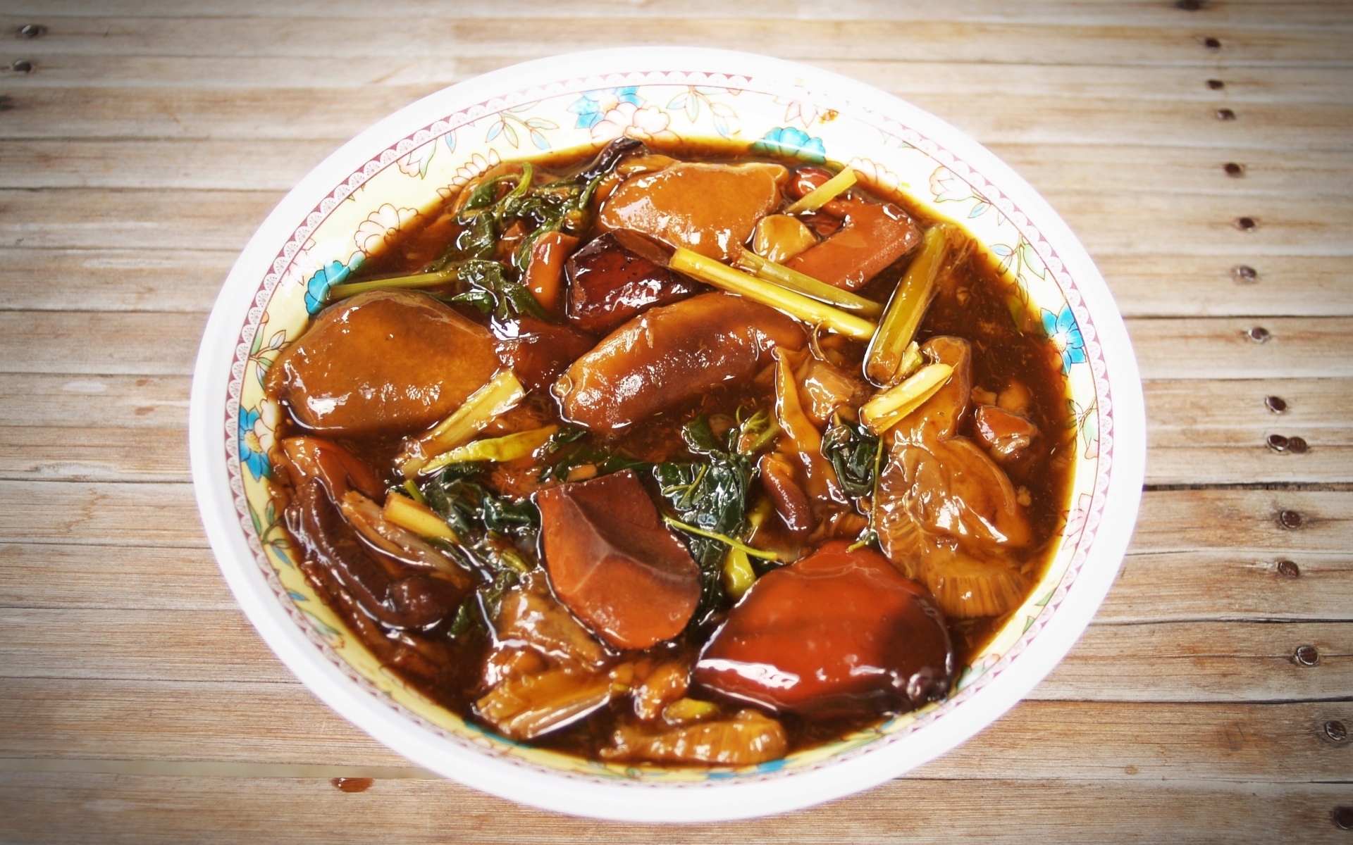 Острое азиатское блюдо с грибами