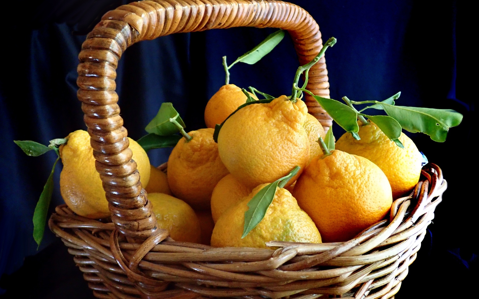 Корзина крупных желтых лимонов на столе