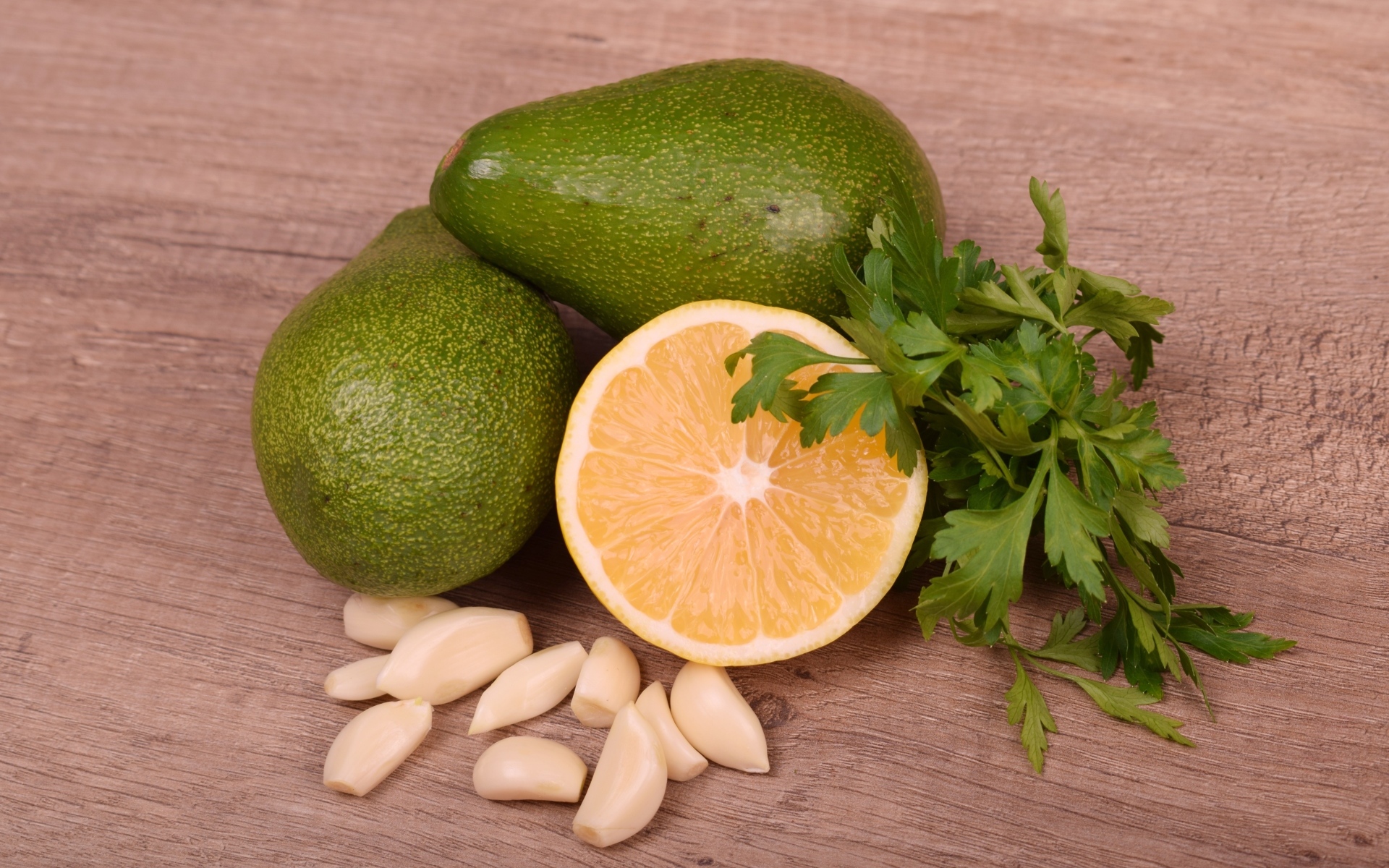 Авокадо на столе с чесноком и лимоном