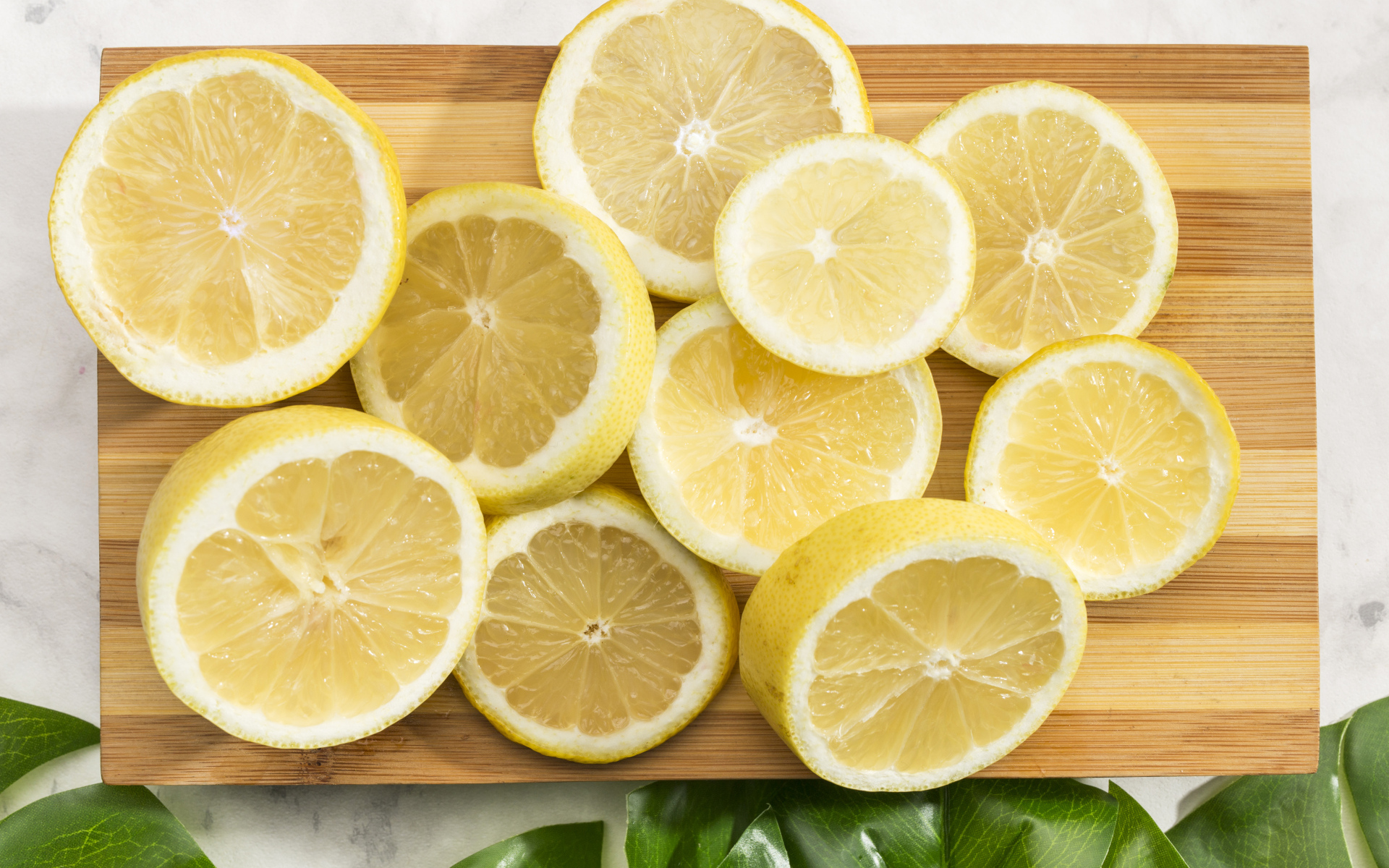 Разделочная доска с нарезанным лимоном