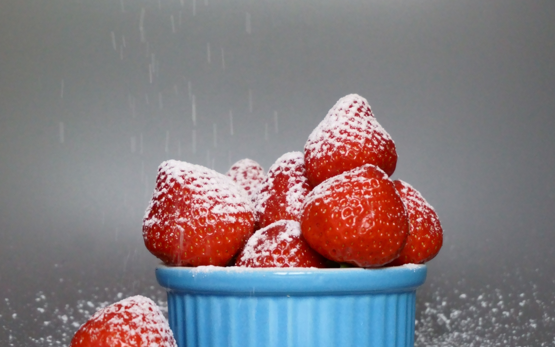 Спелая красная клубника в сахарной пудре