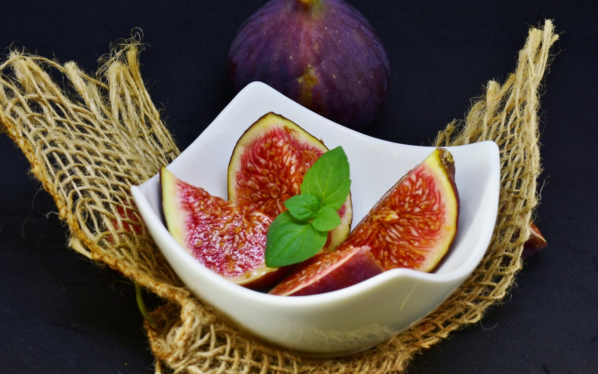 Нарезанный инжир в белой тарелке 