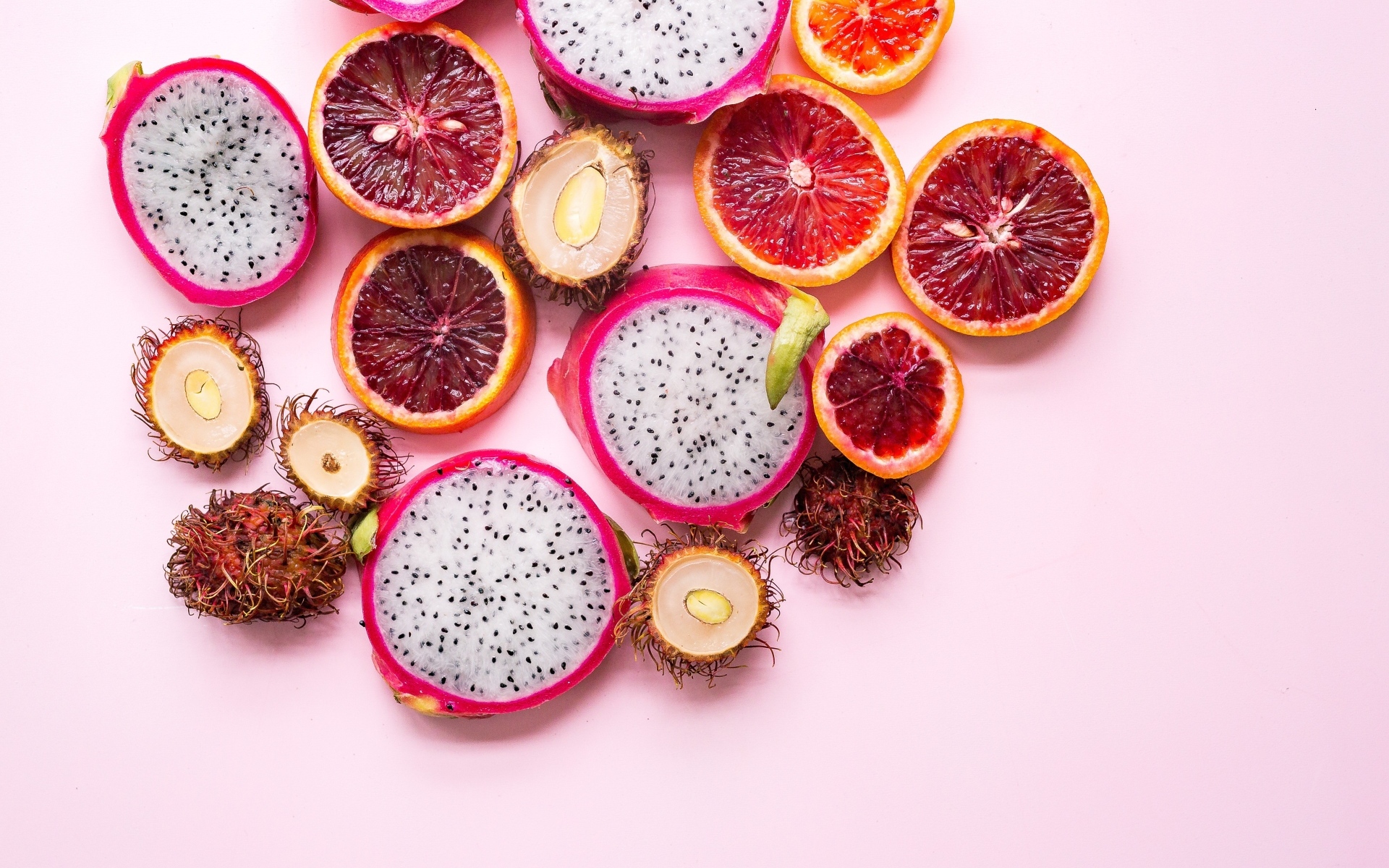 Тропические фрукты на розовом фоне