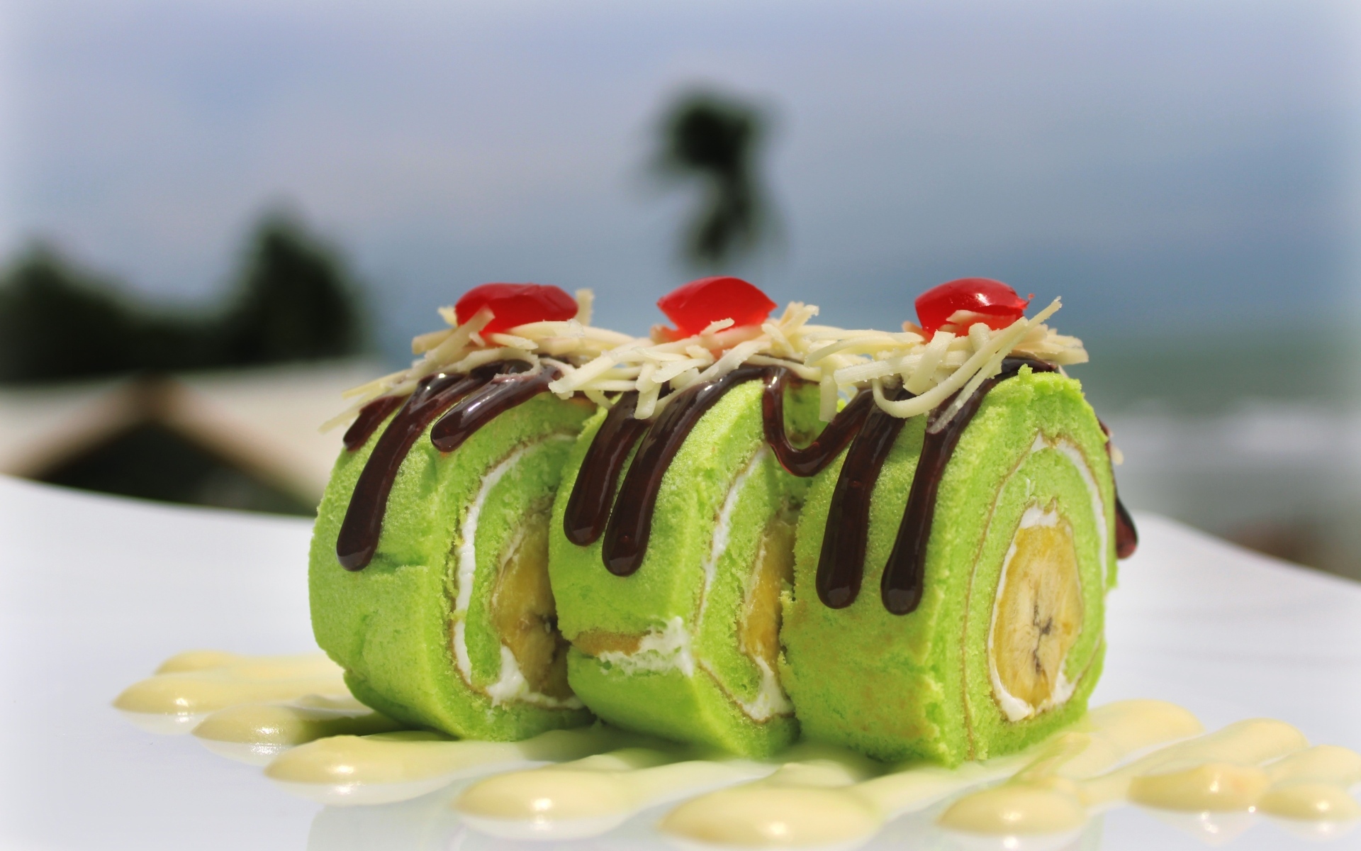 Рулет с бананом и сгущенкой