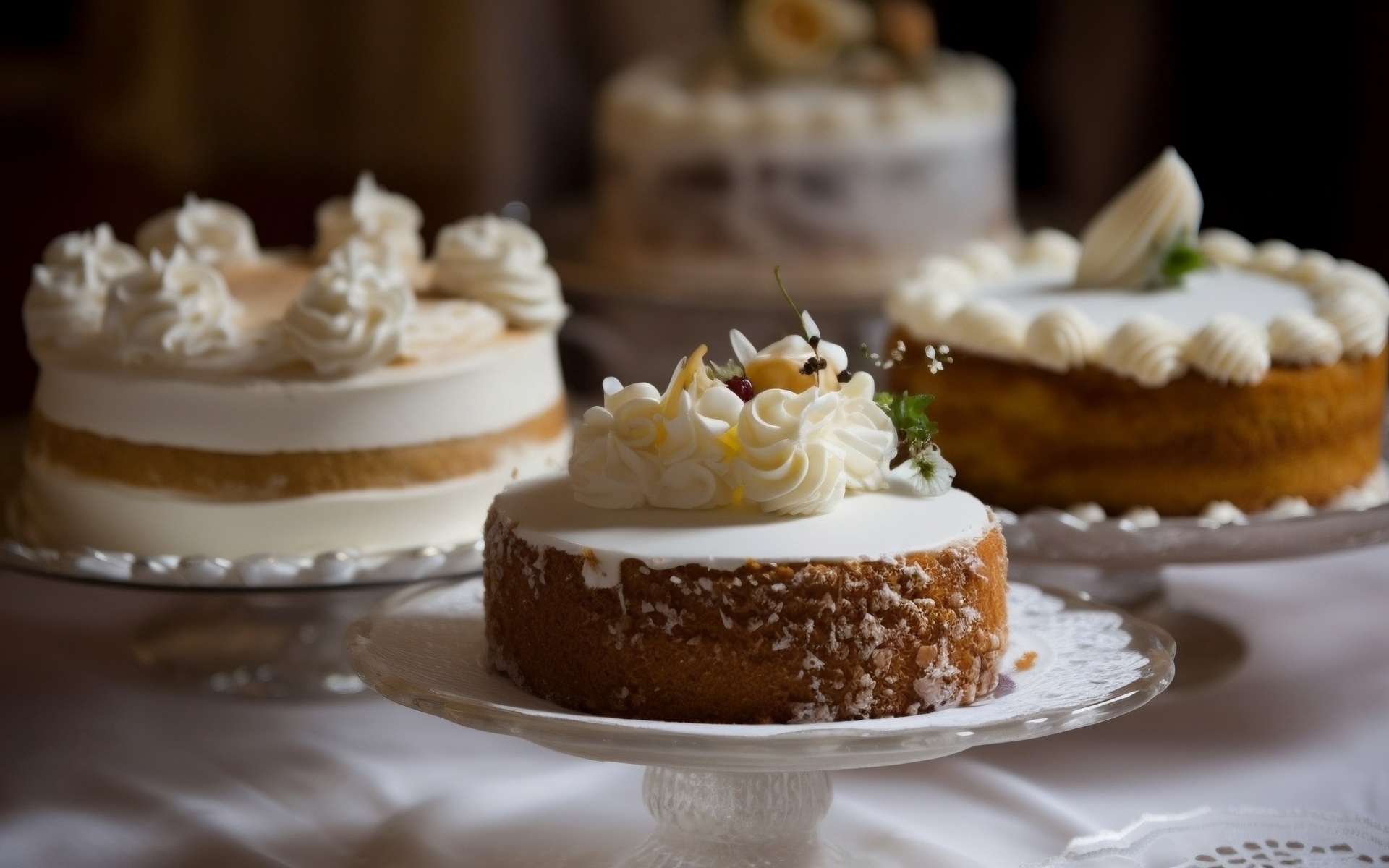 Красивые торты на столе на праздник