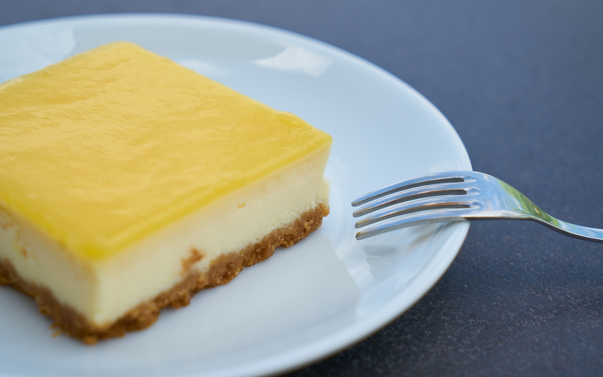 Лимонный чизкейк на тарелке