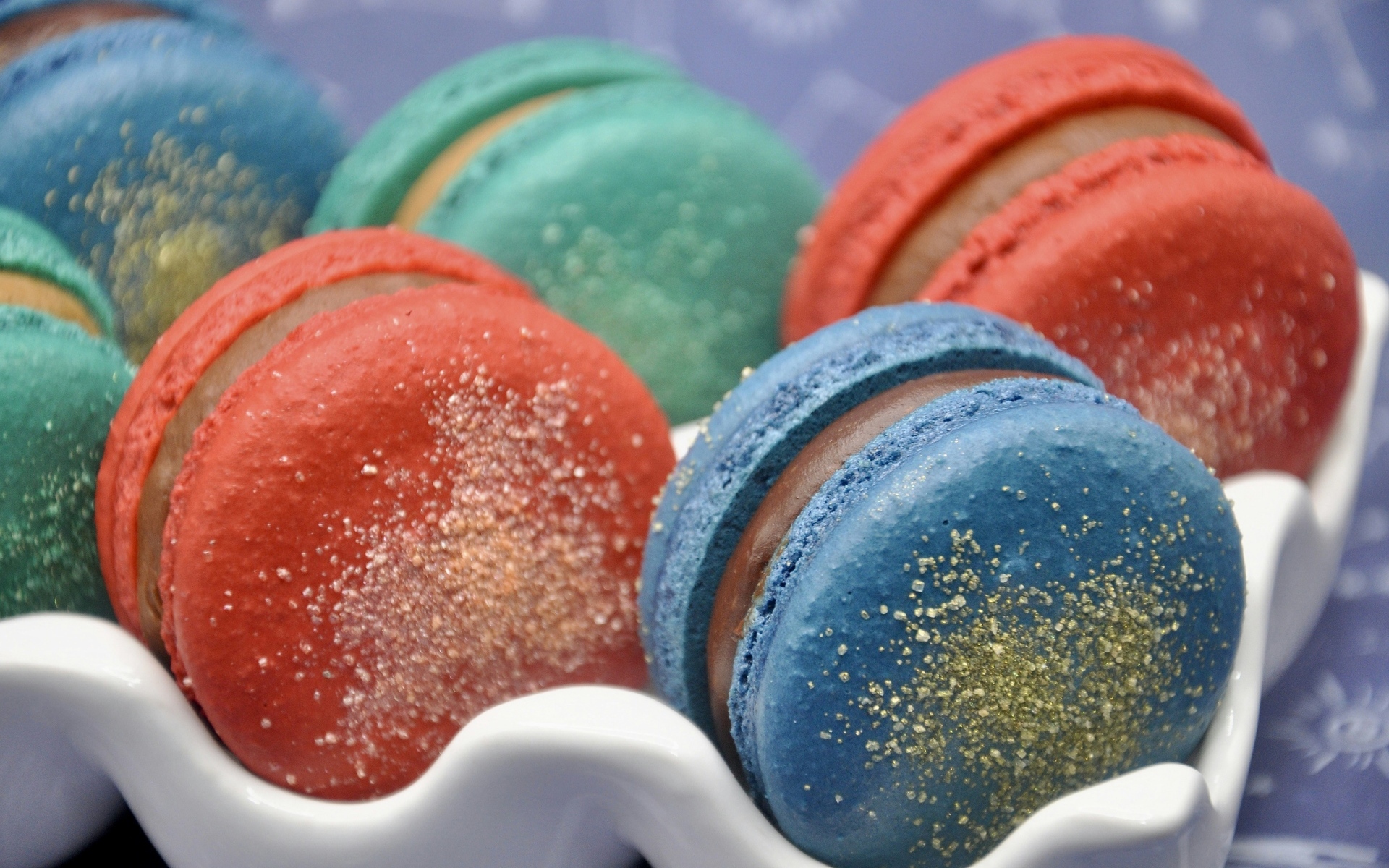 Сладкий разноцветный десерт макарун на столе