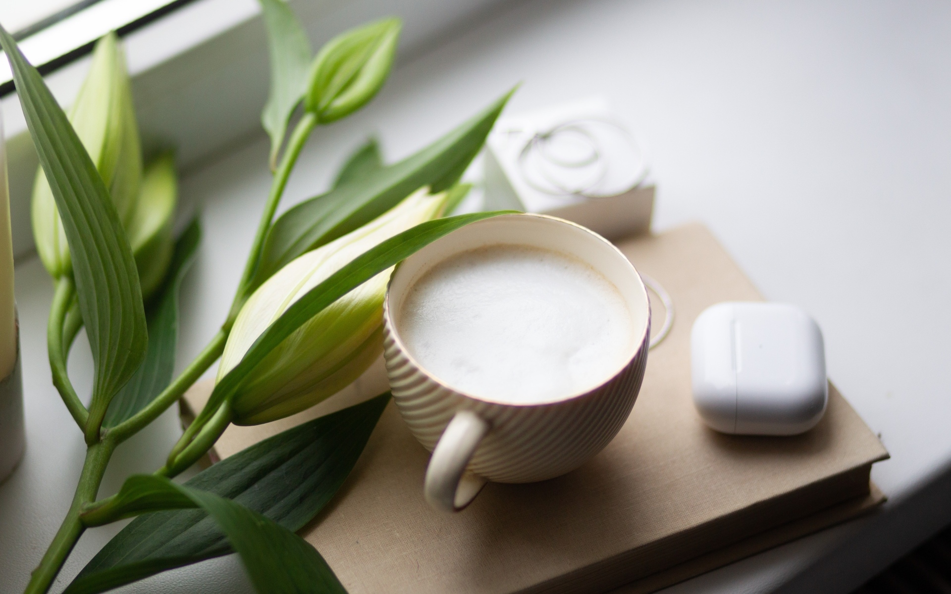 Чашка кофе на подоконнике с цветами лилии 