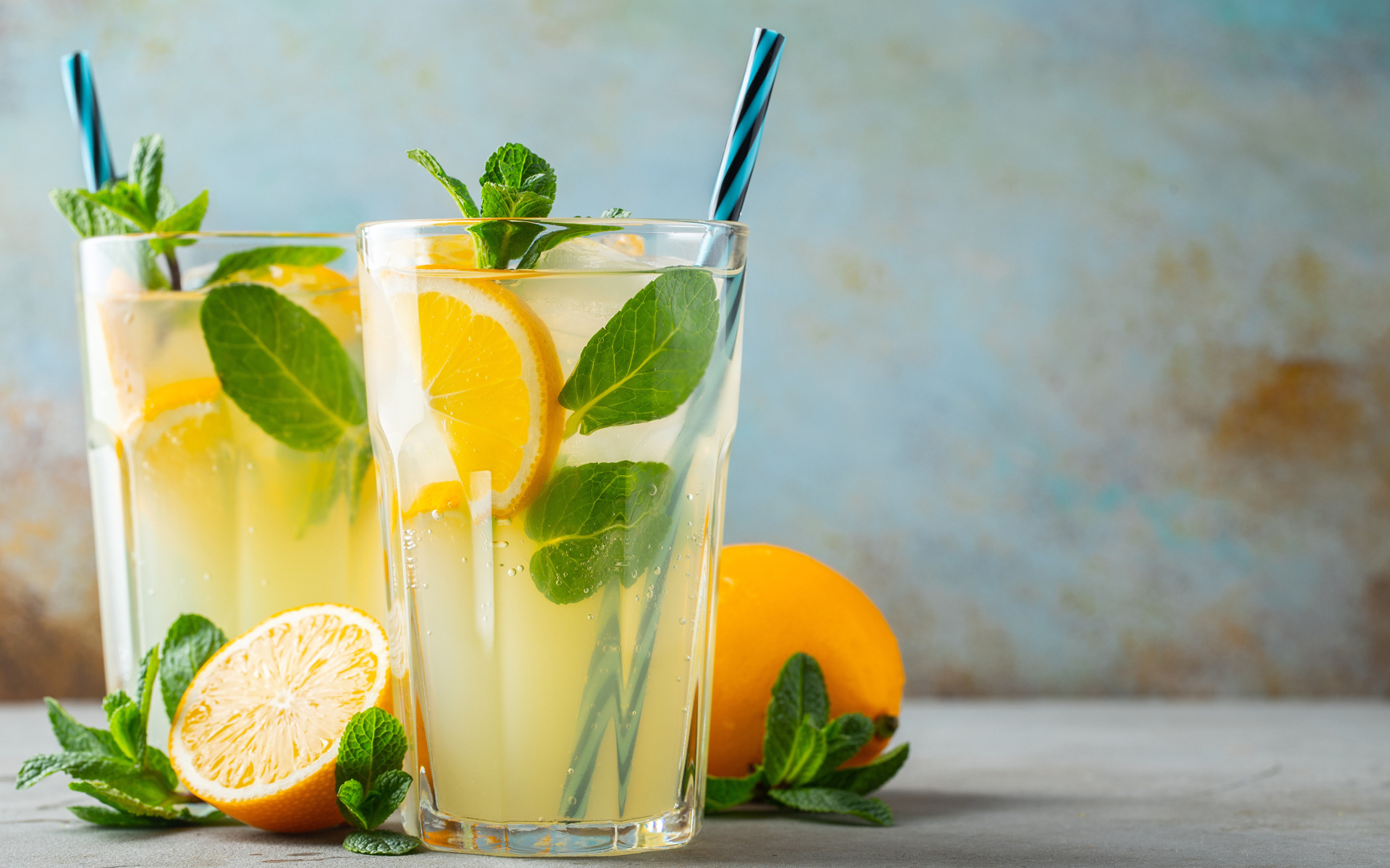 Два стакана лимонада на столе с лимоном