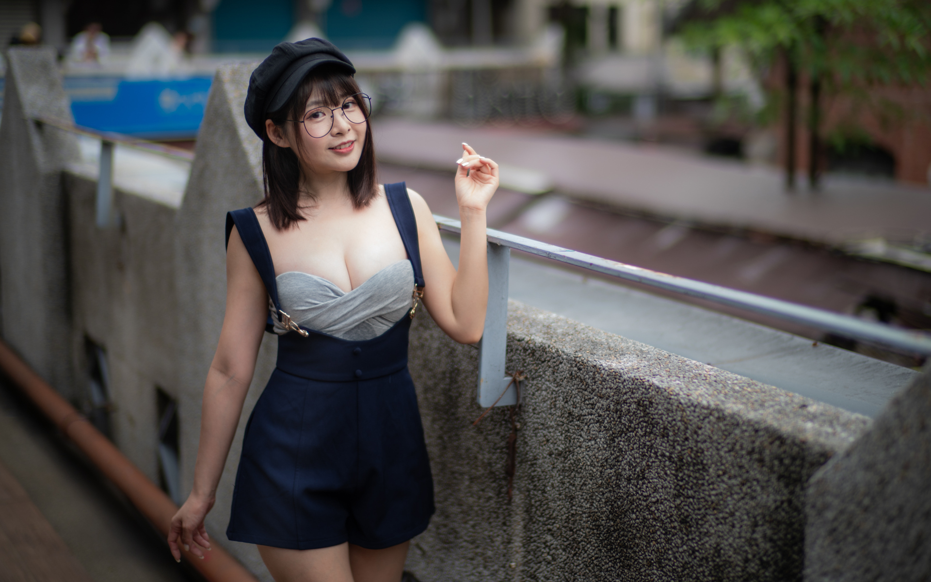 Девушка азиатка в берете и очках 