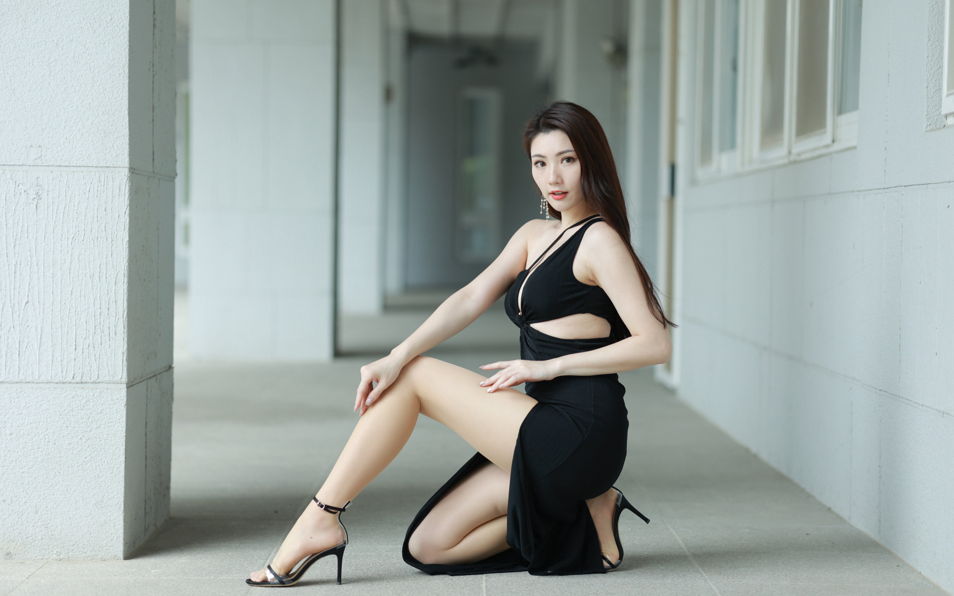 Девушка азиатка в черном наряде позирует для фото