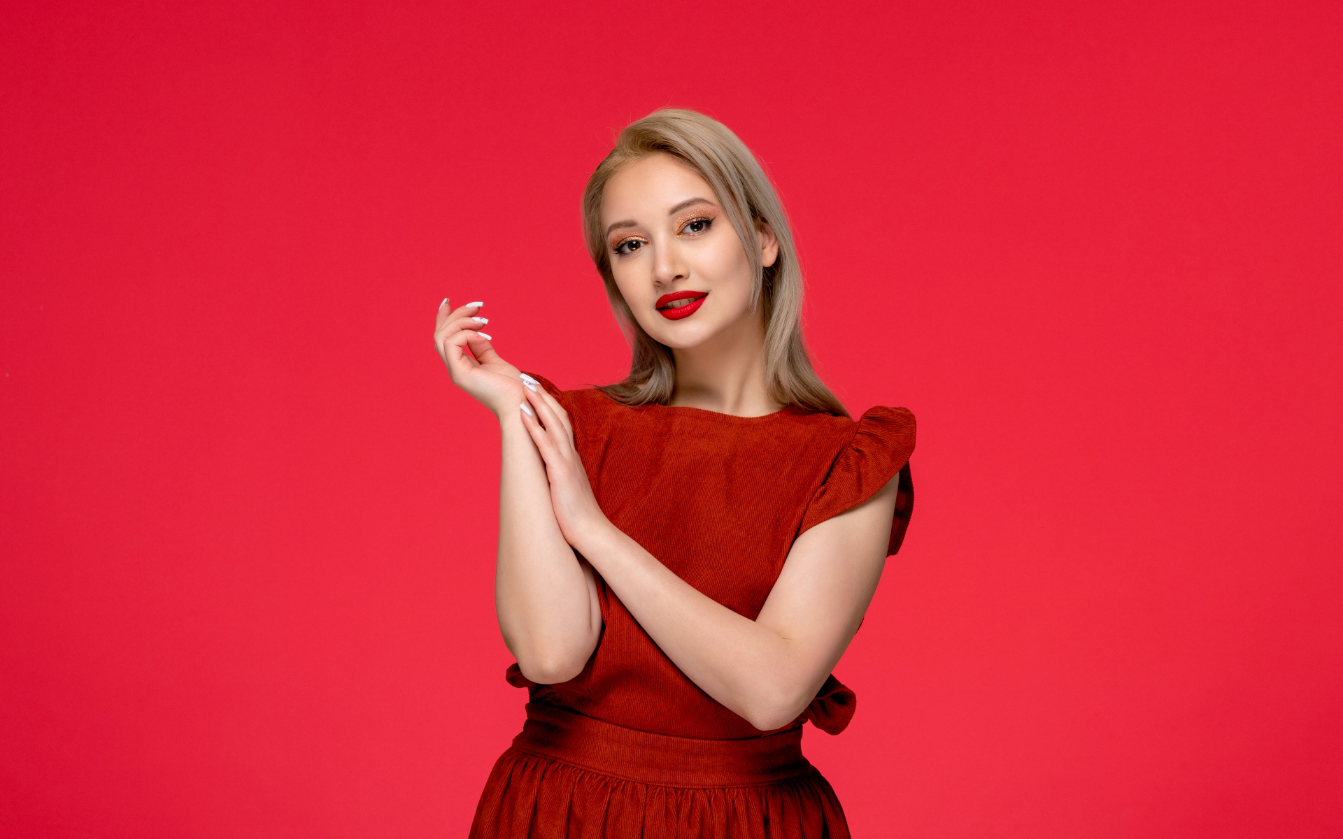 Красивая девушка в красном платье на красном фоне