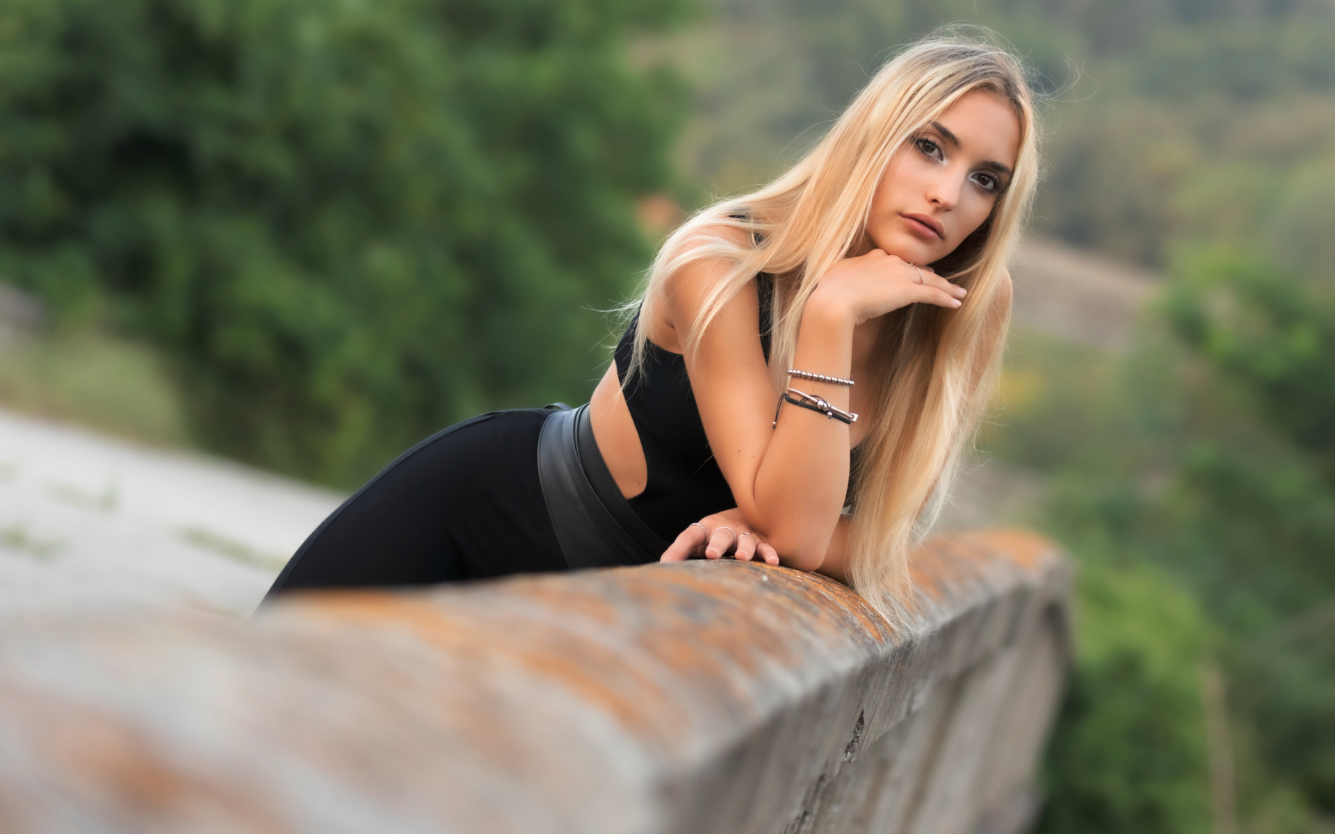 Красивая длинноволосая блондинка с браслетами на руке