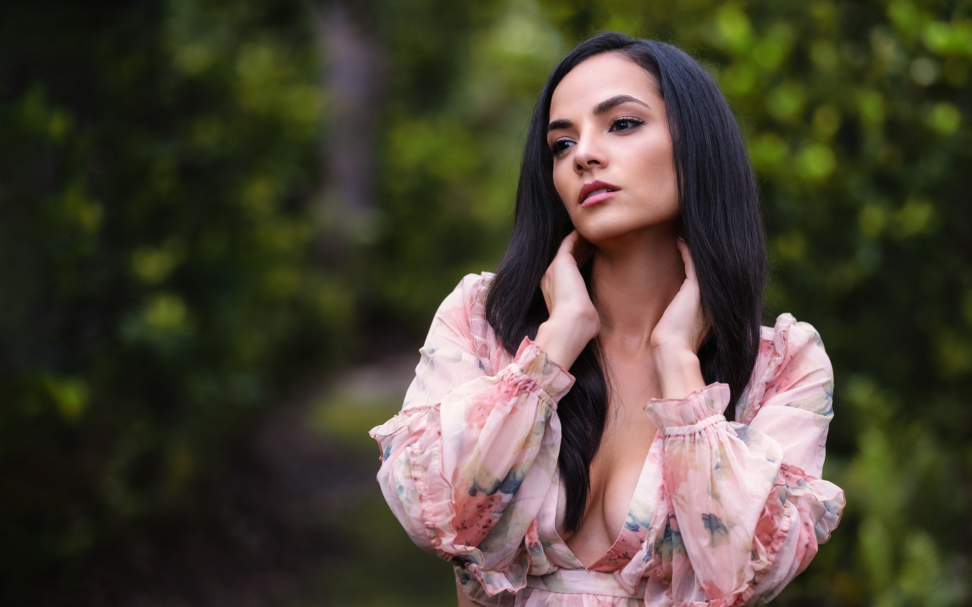 Жгучая брюнетка с карими глазами с руками у шеи