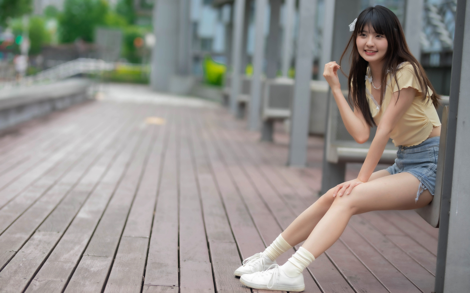 Веселая улыбающаяся девушка азиатка