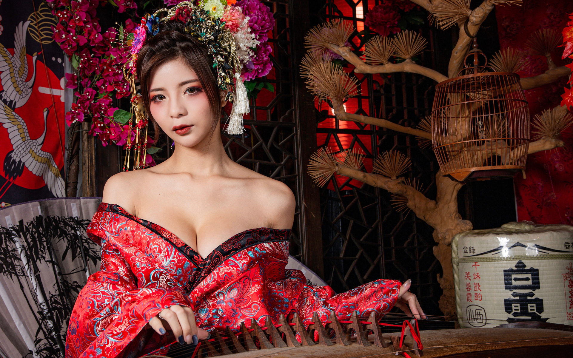 Милая девушка азиатка в красном кимоно с инструментом в руках