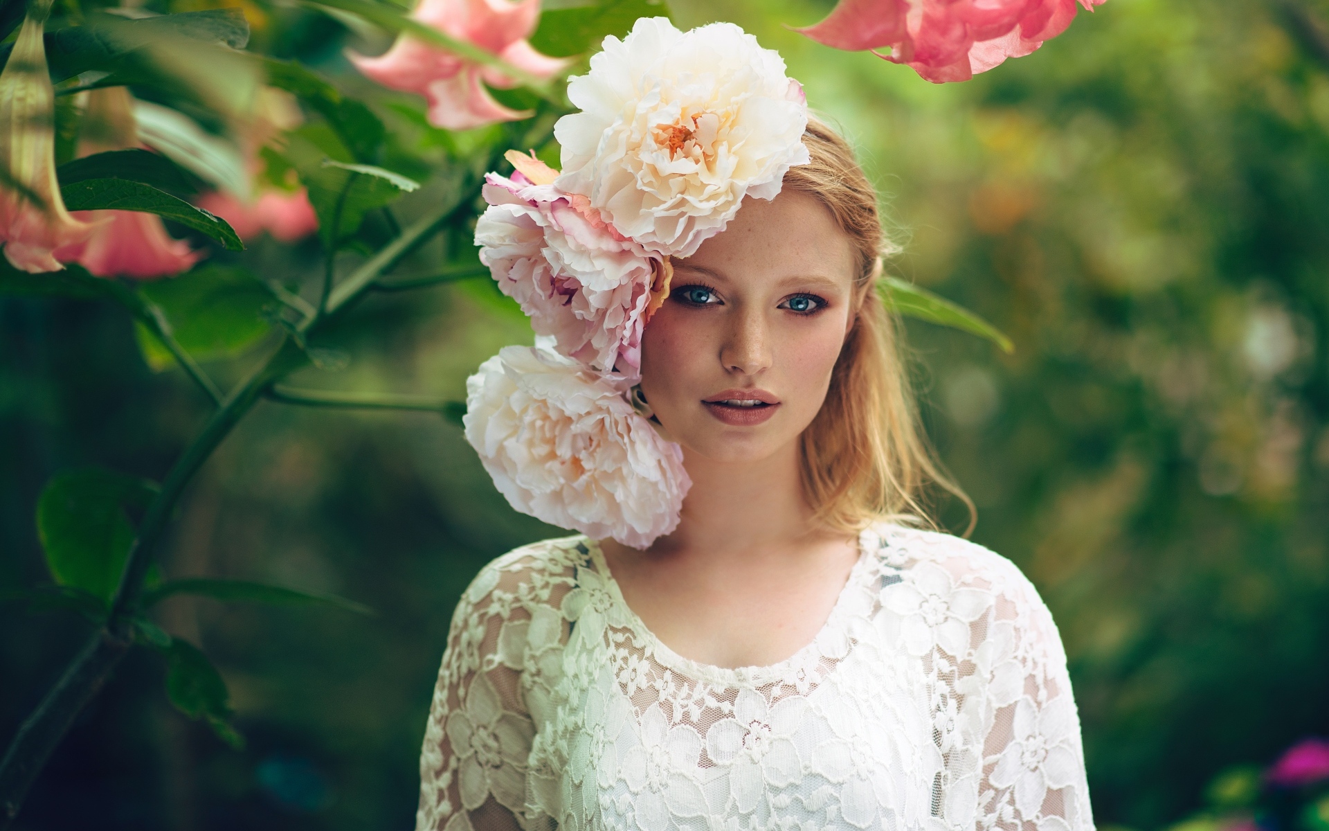 Девушка в белом платье с цветами пиона на голове
