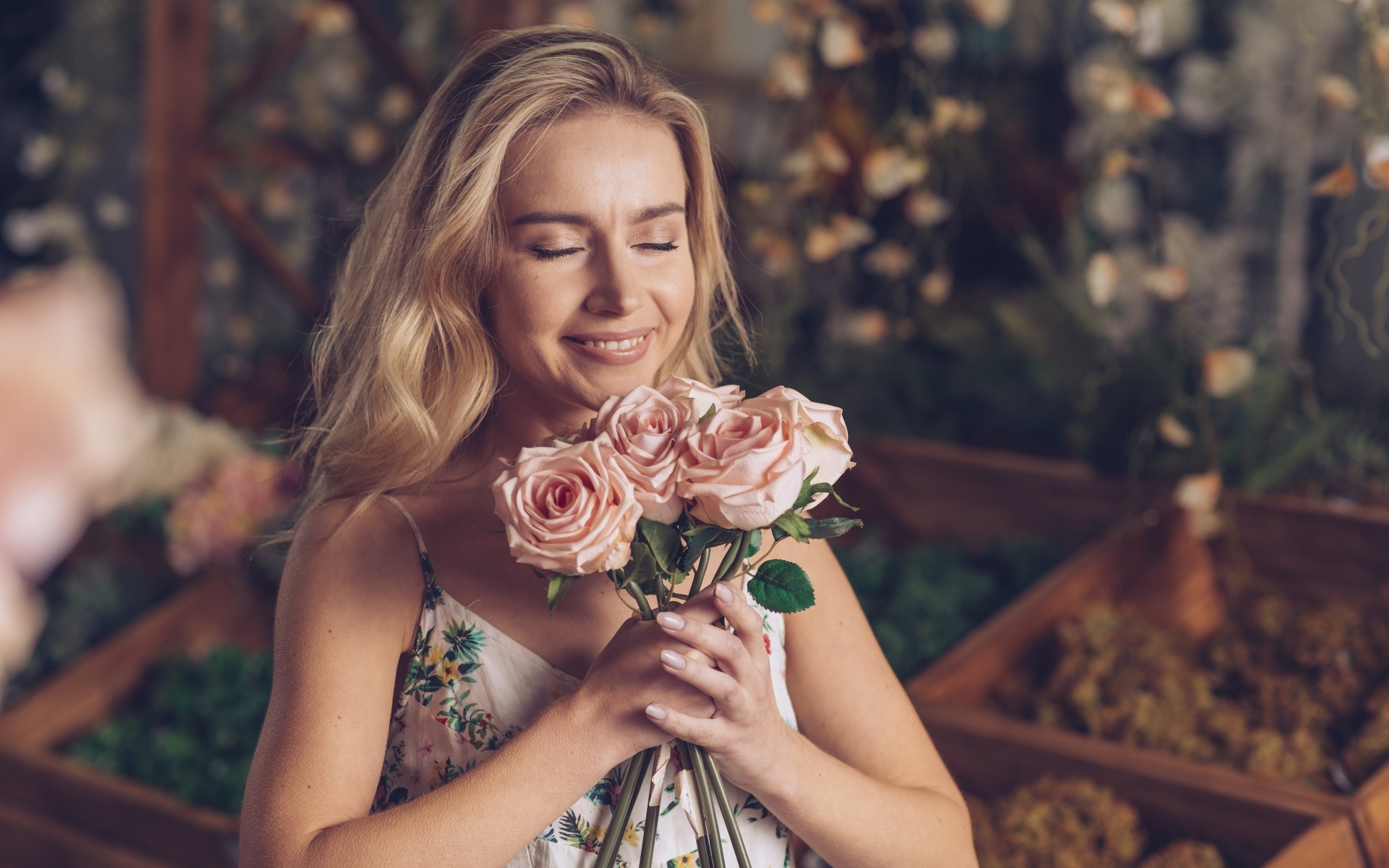 Девушка с букетом роз с закрытыми глазами