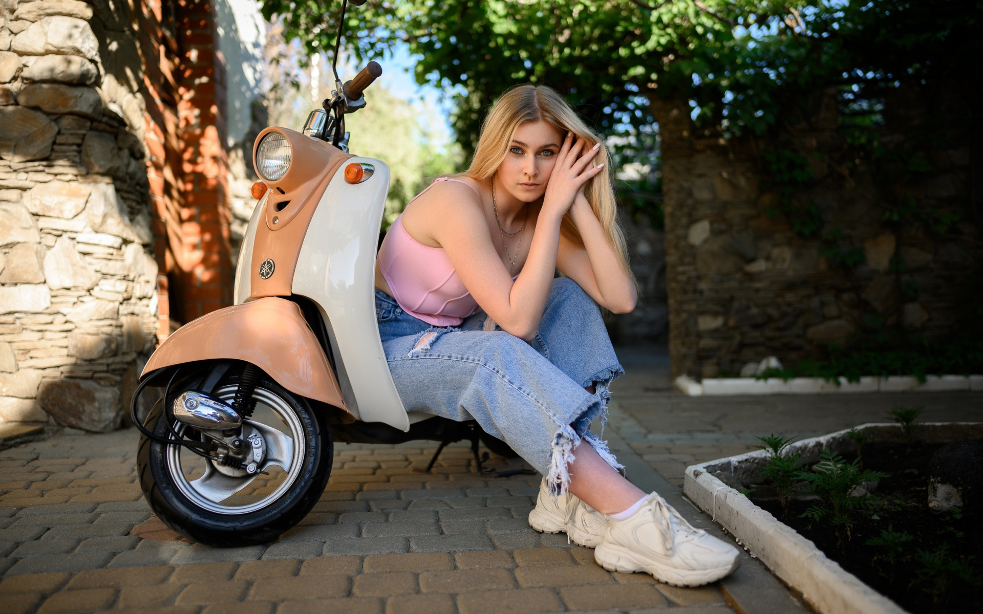 Молодая блондинка с мотоциклом 