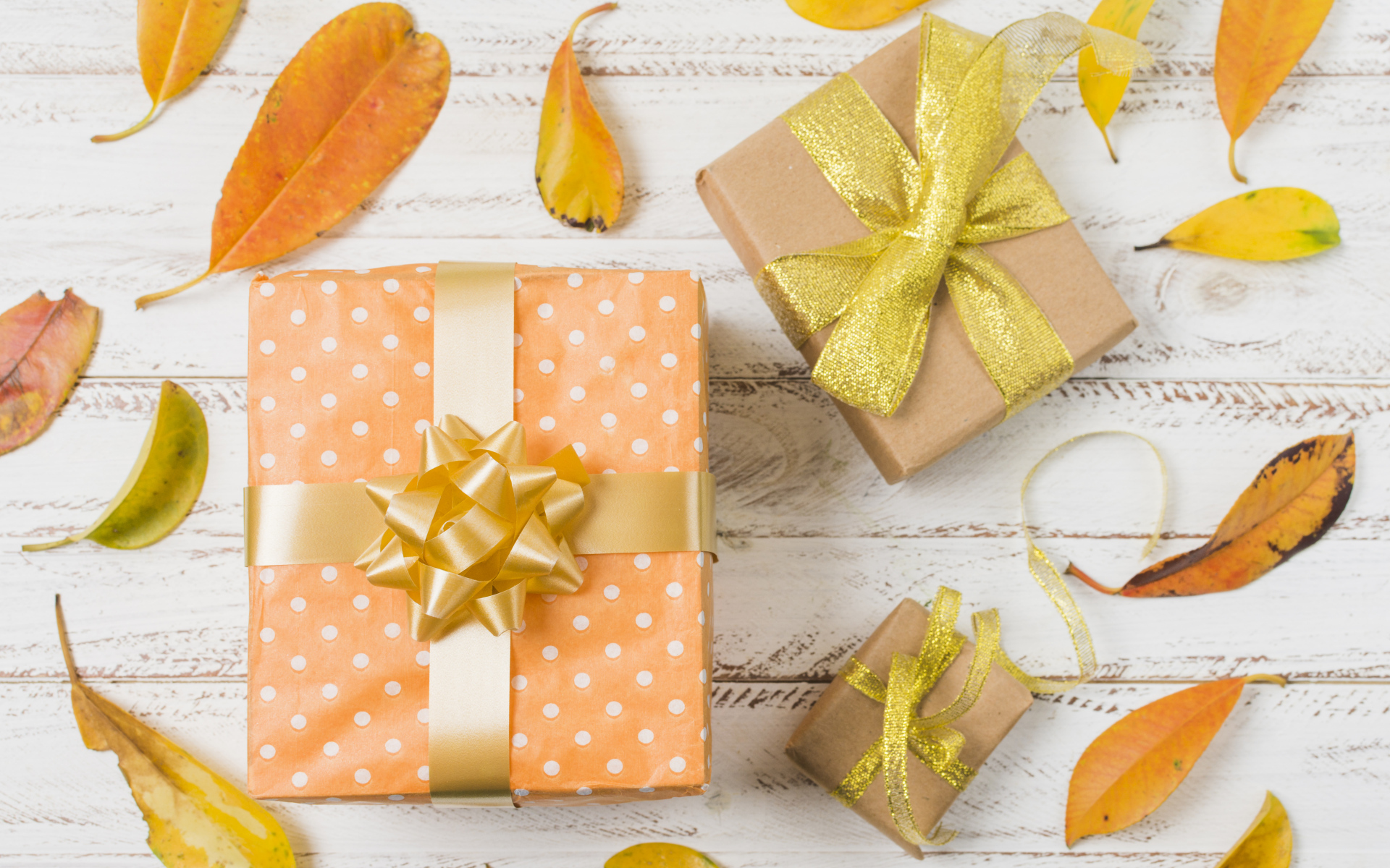 Подарки с опавшими листьями на столе