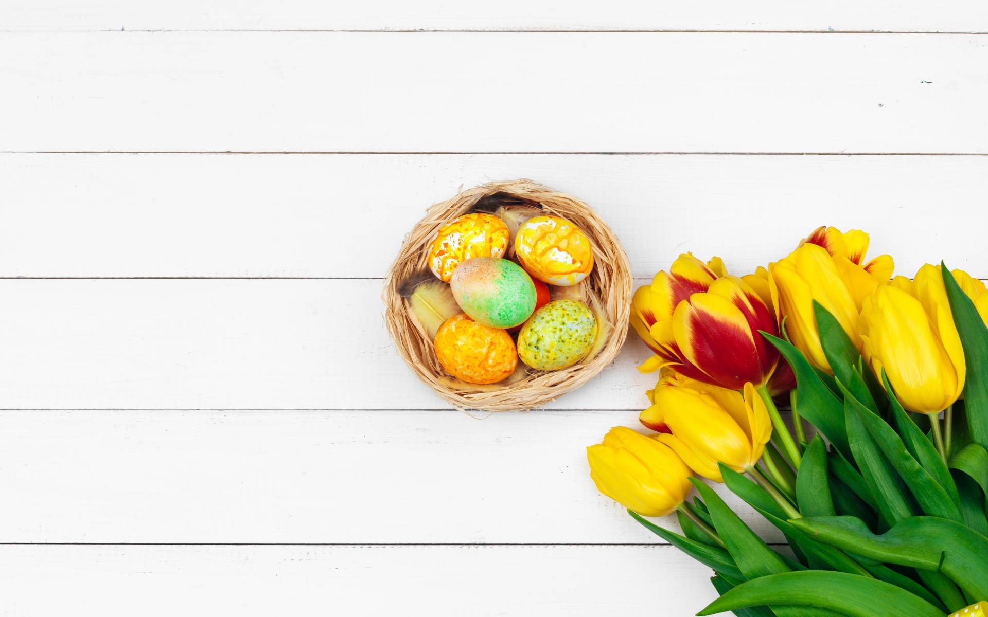 Букет тюльпанов с крашеными яйцами на Пасху