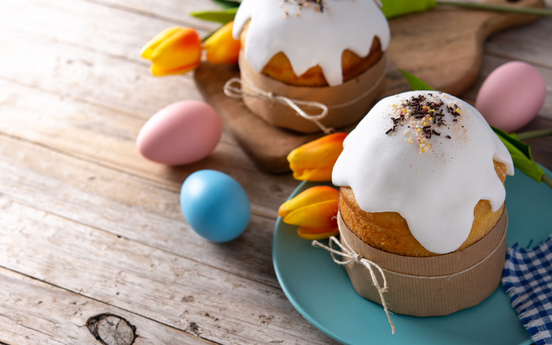 Традиционные пасхальные угощения на столе