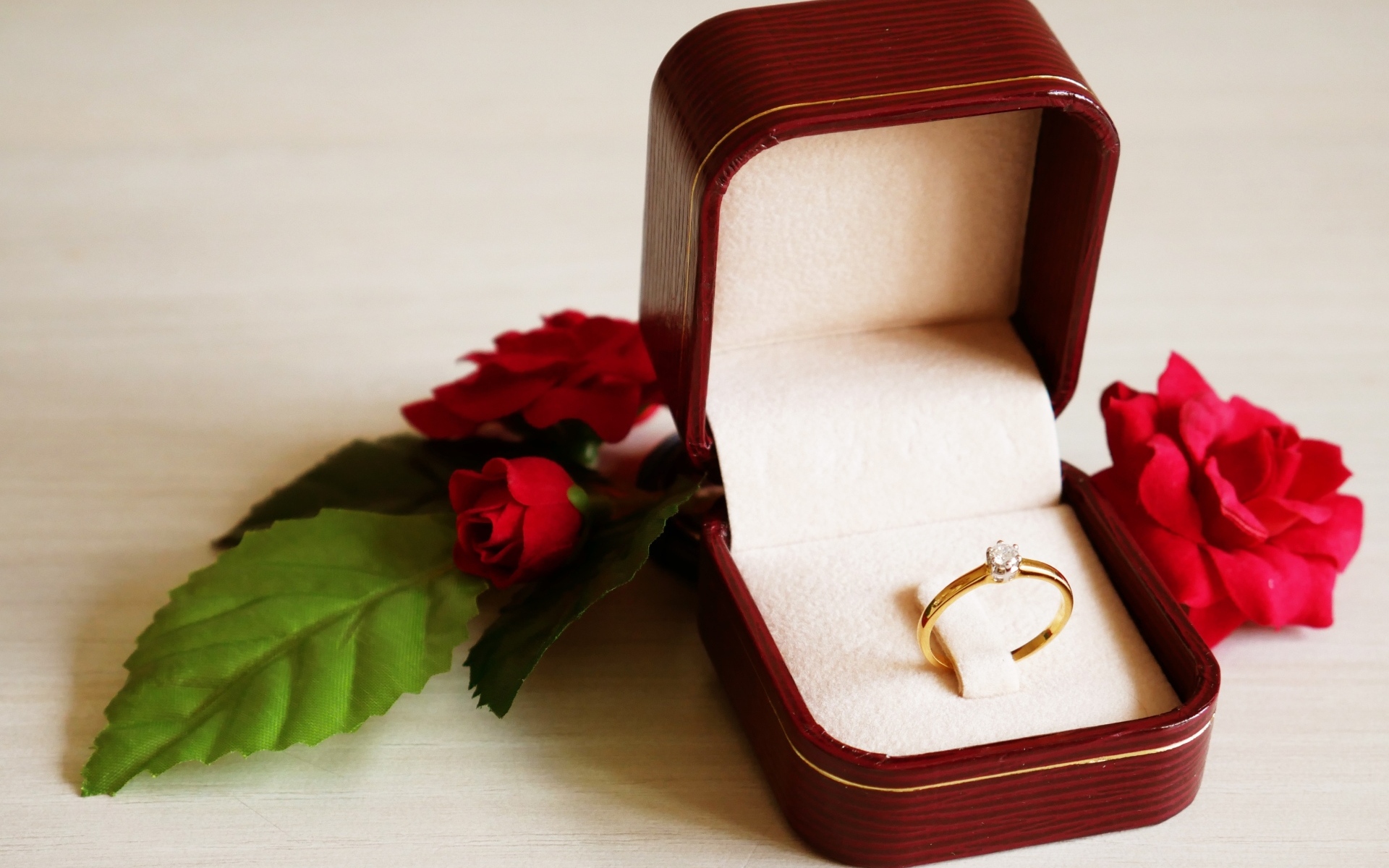 Обручальное кольцо в красивой коробке на столе