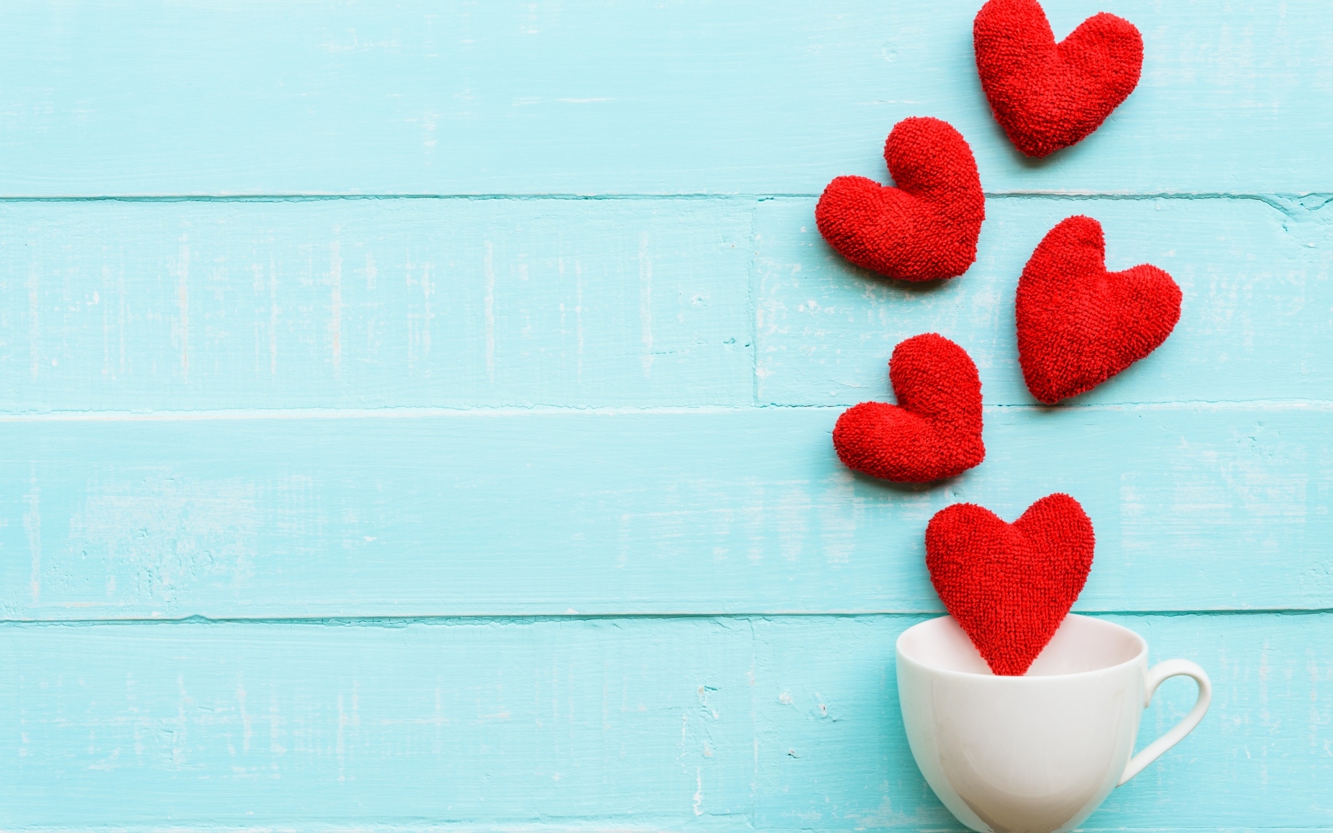 Чашка с сердечками на голубом фоне