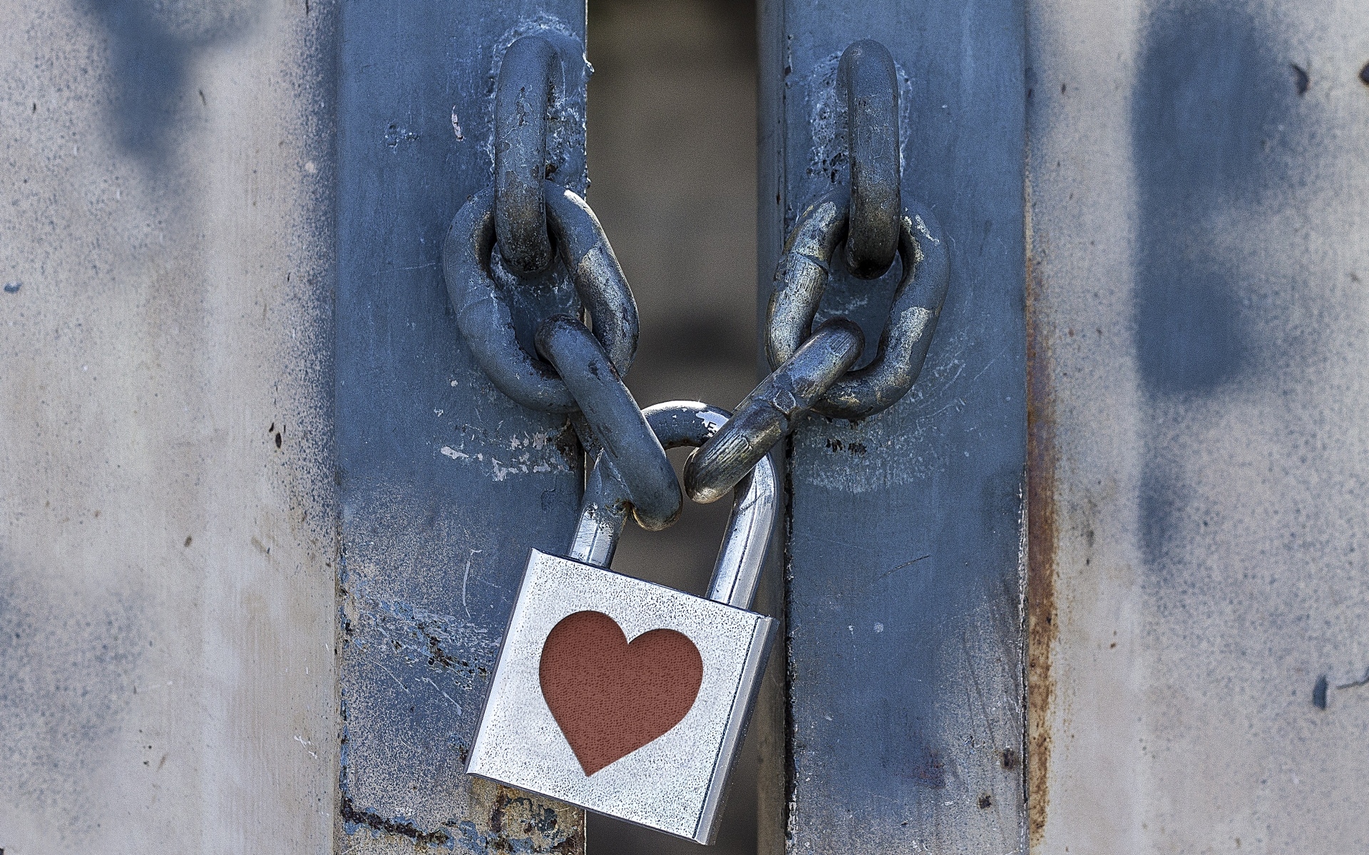 Замок с красным сердцем на цепи