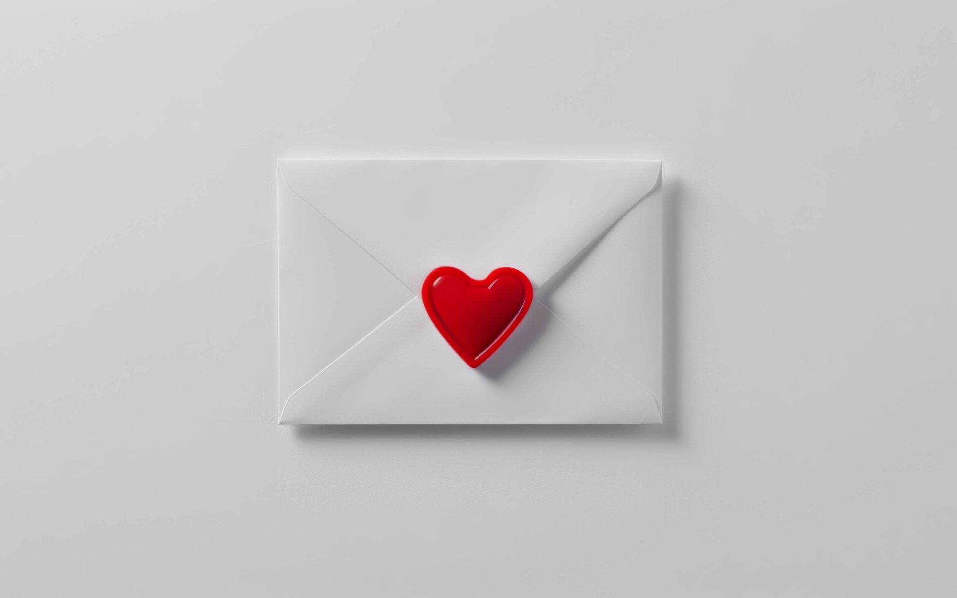 Белый конверт с красным сердечком