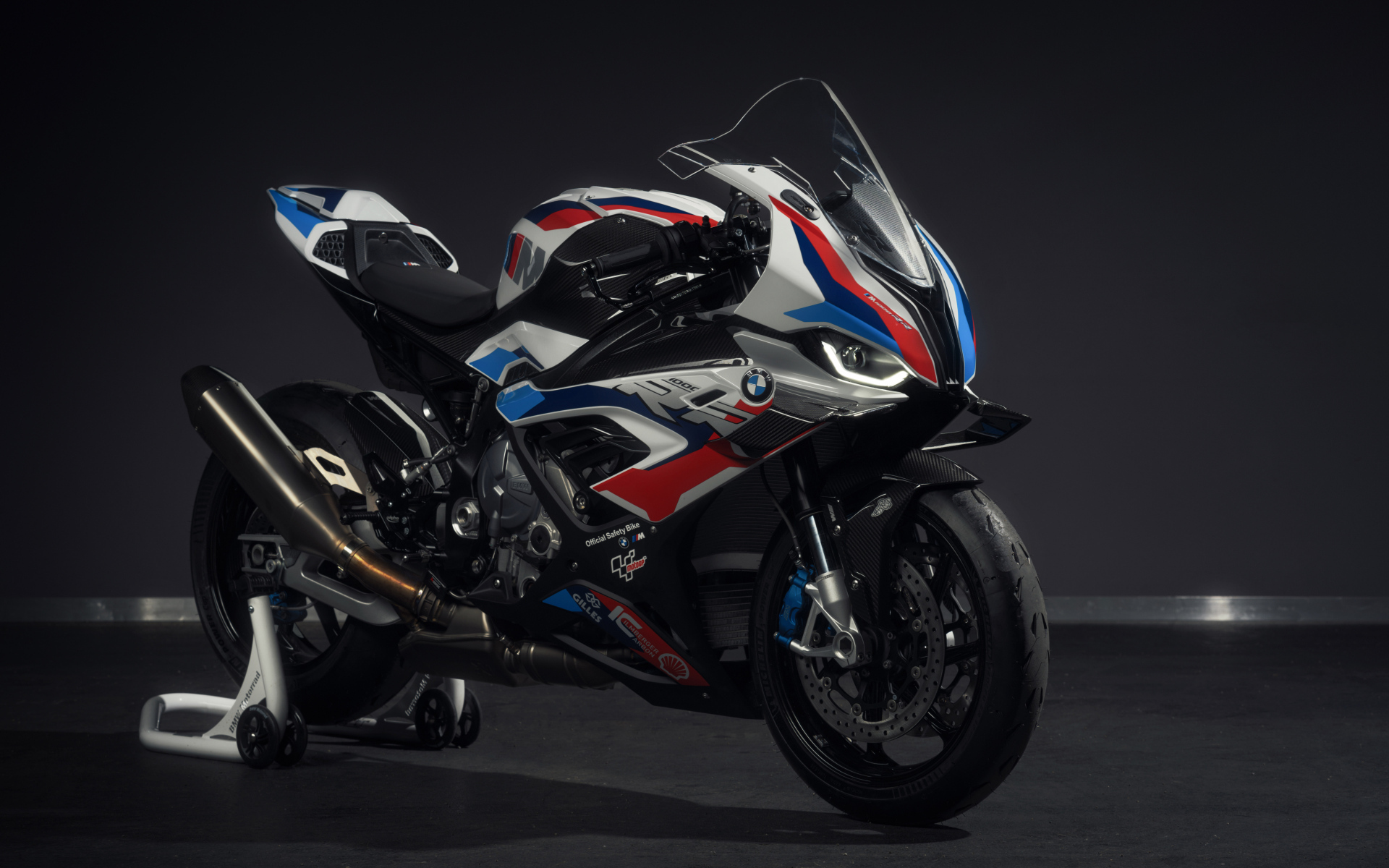 Большой спортивный мотоцикл bmw