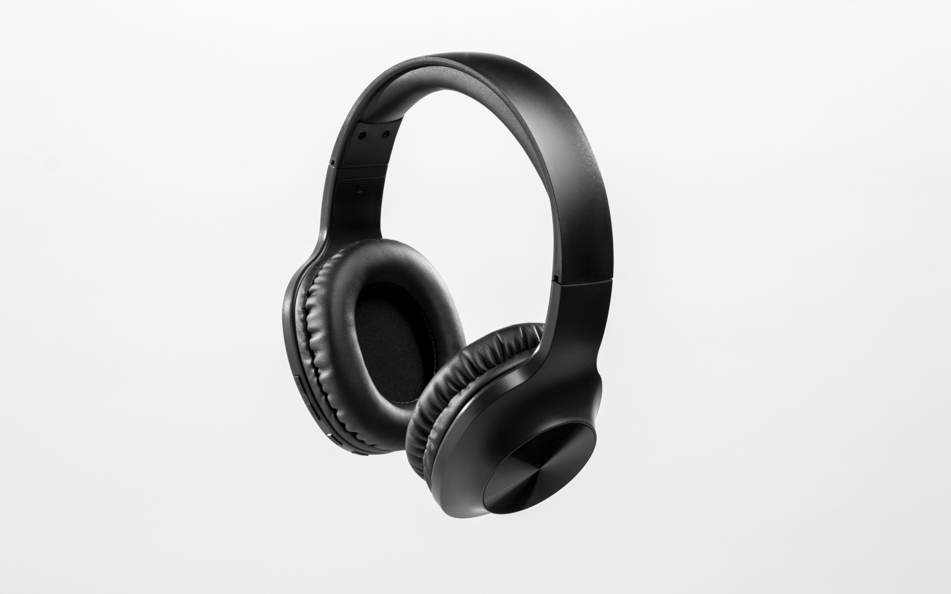 Большие черные наушники на сером фоне