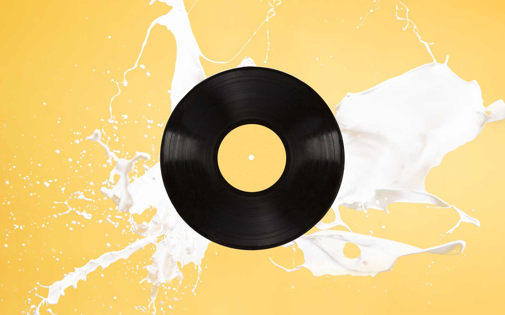 Черная пластинка с белой краской на желтом фоне