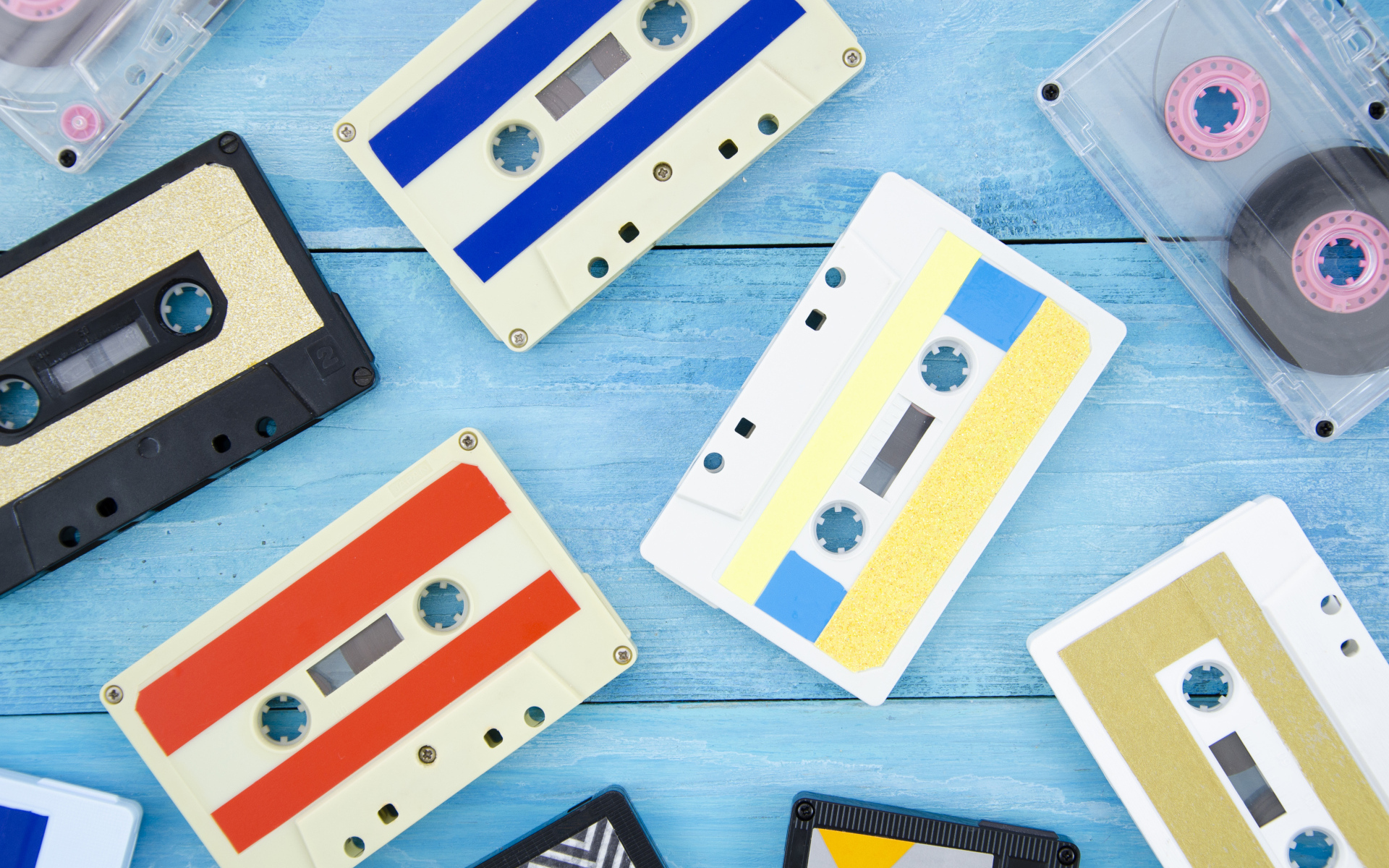 Много старых кассет на голубом фоне