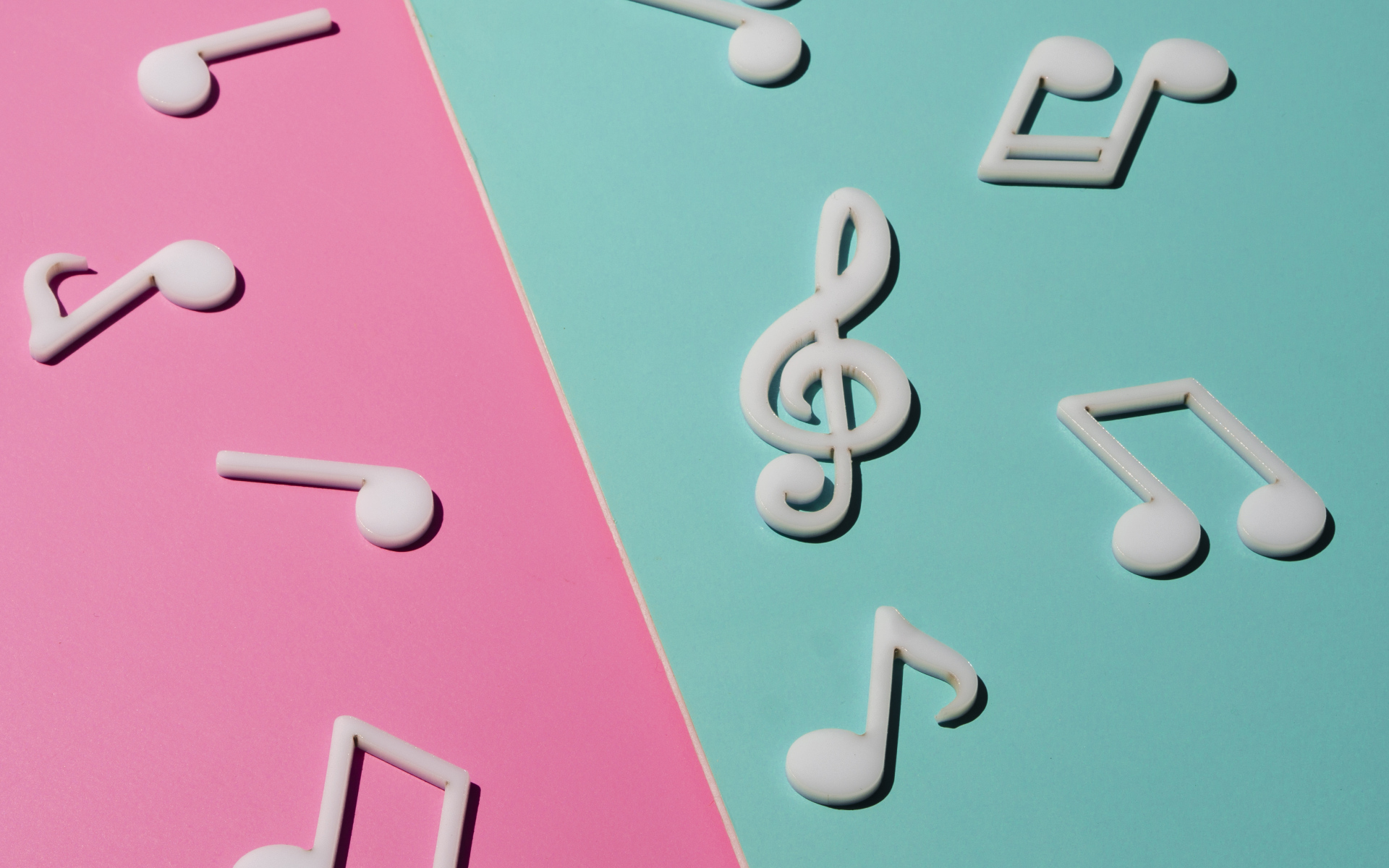 Розовый и голубой фон с нотами