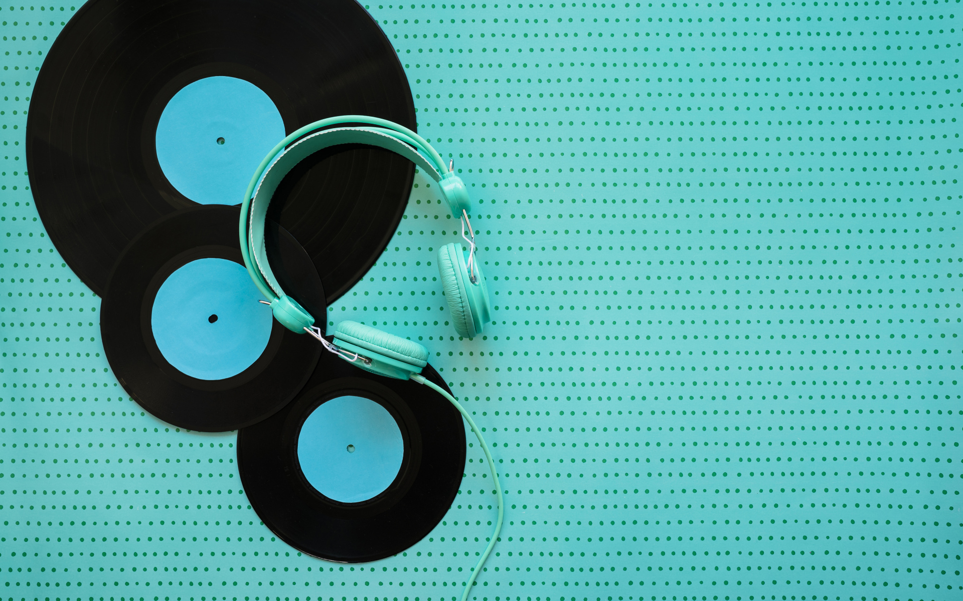 Пластинки и наушники на голубом фоне