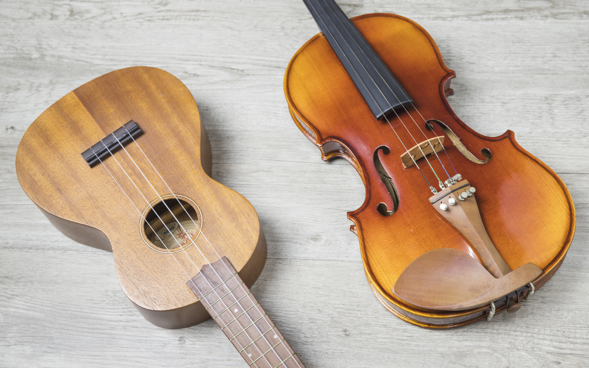 Скрипка и гитара на деревянном фоне