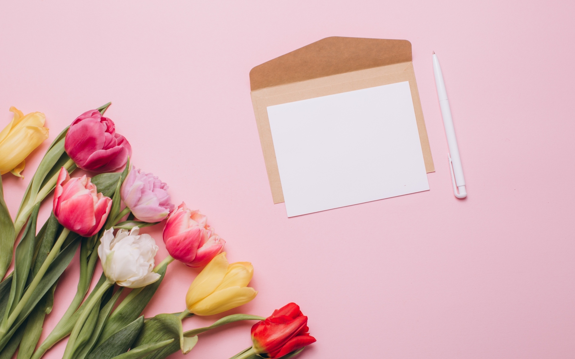 Письмо с букетом тюльпанов и ручкой на розовом фоне