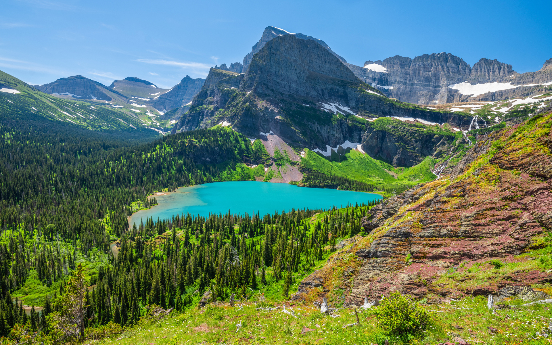 Вид сверху на голубое озеро и горы под голубым небом