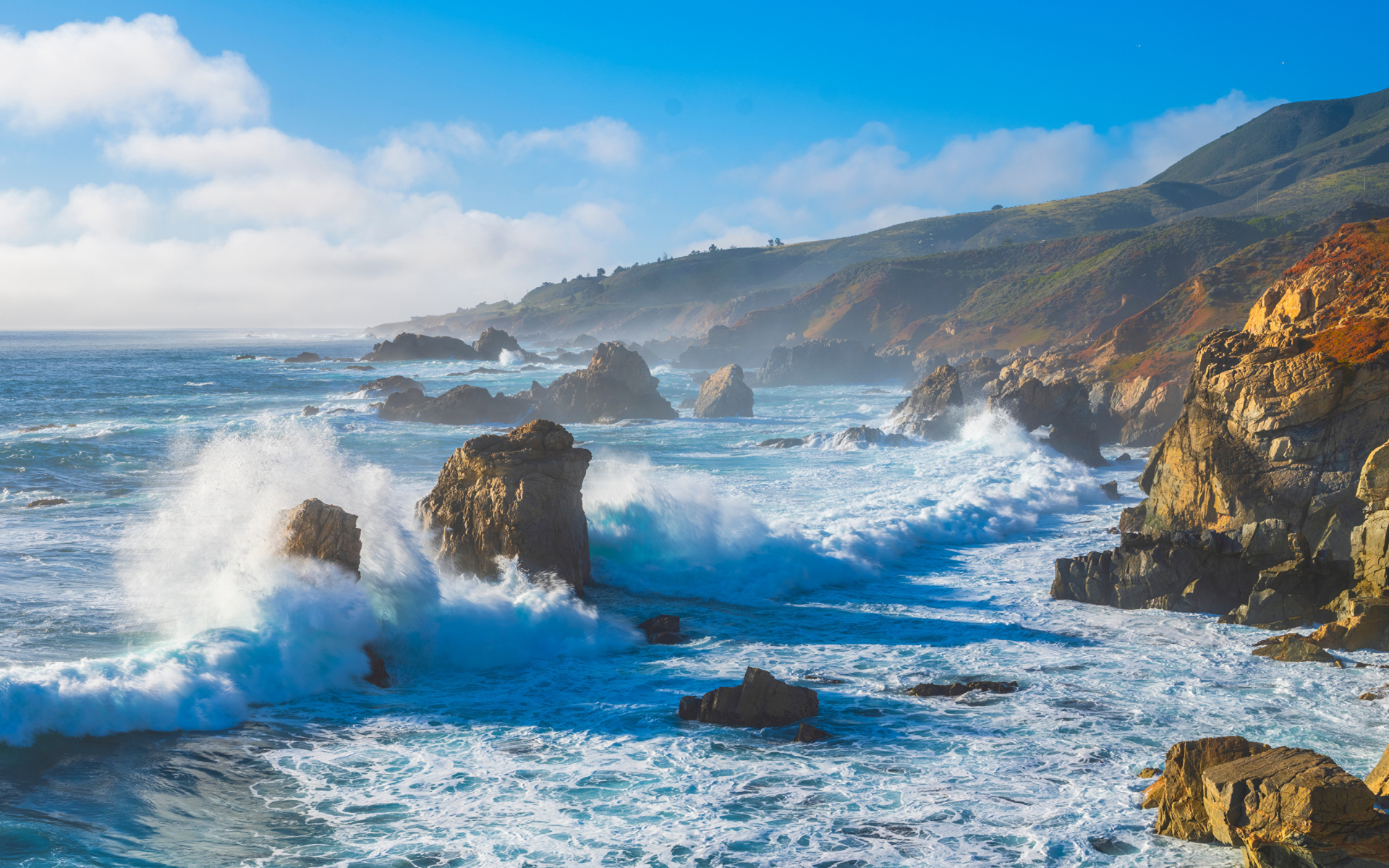 Белые бушующие волны бьются о камни 
