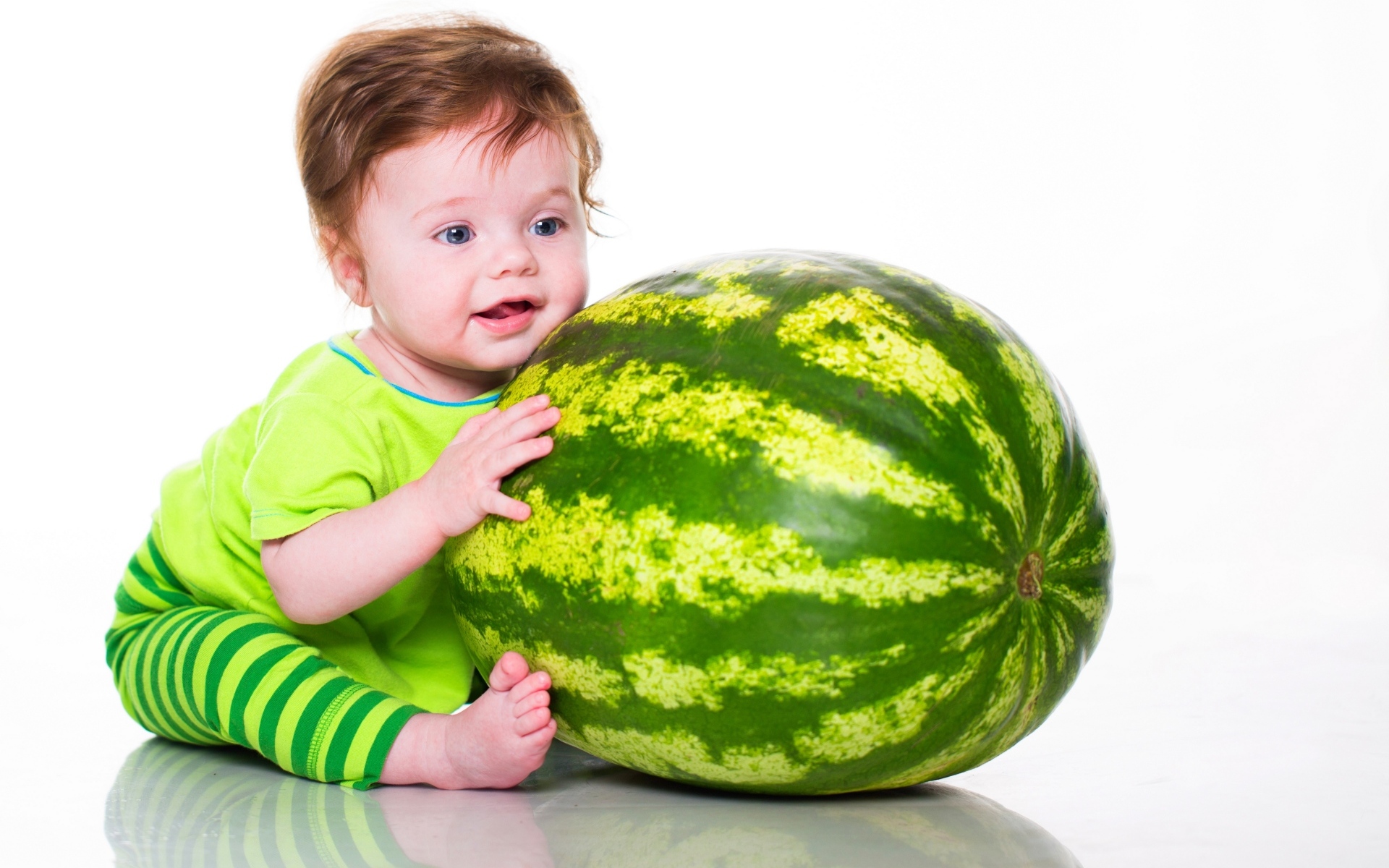 Голубоглазый маленький ребенок с арбузом
